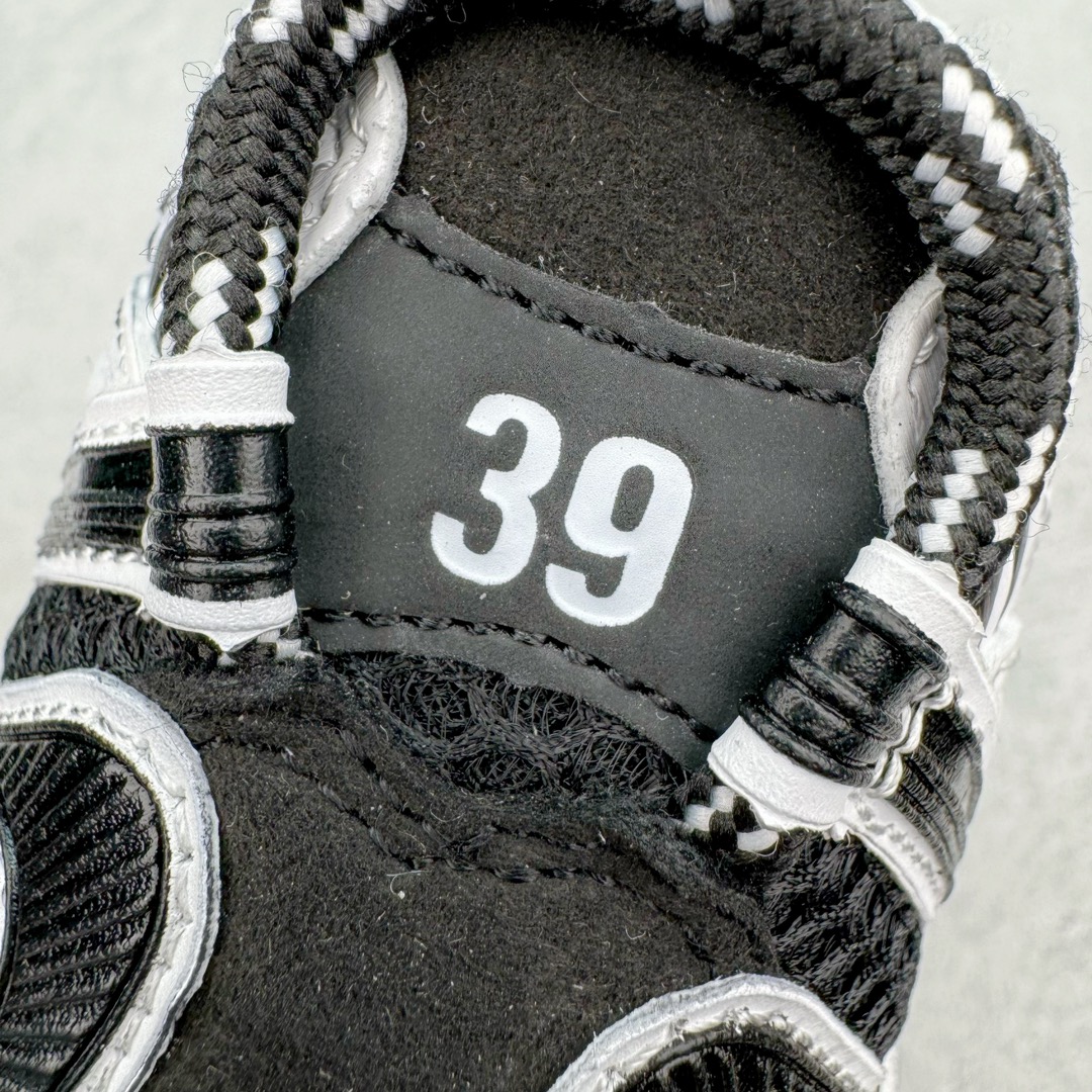 图片[10]-＃VG零售版 BALENCIAGA Runner Sneaker 巴黎世家七代慢跑系列低帮复古野跑潮流运动鞋老爹鞋 尼龙和网布材质 磨损效果 鞋头边缘印有尺码 背面浮印尺码 外侧印有跑者徽标 鞋舌刺绣 Balenciaga 品牌标识 鞋跟背面 Balenciaga品牌标识 材质采用65%聚氨酯、35%聚酯纤维 全新 Runner 鞋型轮廓借鉴于 2000 年初的复古线条 搭载大网眼面料制成鞋面基础，由粉色、白色尼龍与橡胶质地覆盖鞋面诠释线条感 当中透过几道手缝线与折损痕更是精准的掌握历经时间淬炼的破旧痕迹 延续其手法至鞋领、鞋跟、鞋带、中底等部分均饰有破损及脏污之貌 尤其是鞋领处与鞋带孔眼条更是采用不规则做旧技术将内容物泡棉随机露出 尺码：35 36 37 38 39 40 41 42 43 44 45 46-选品中心