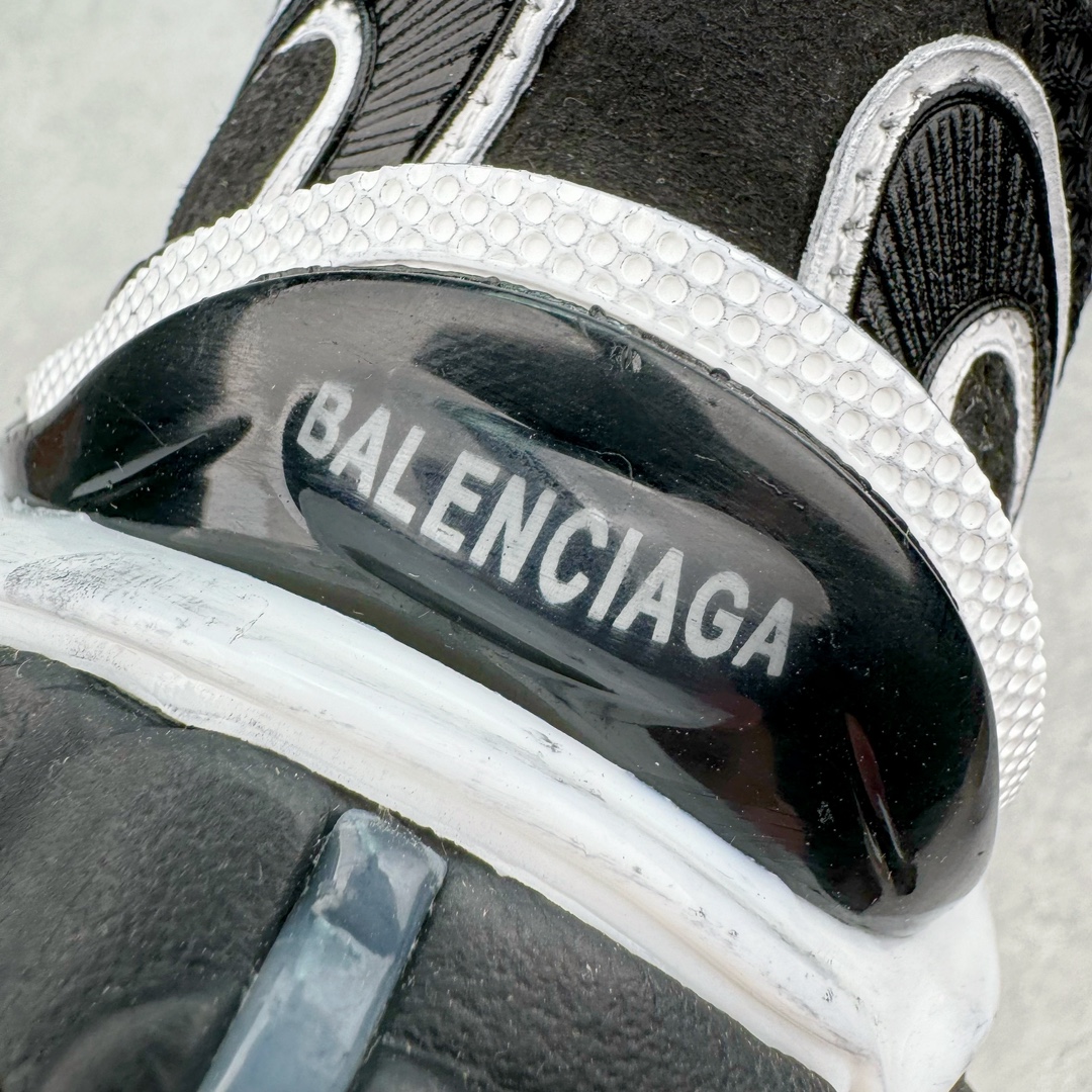 图片[11]-＃VG零售版 BALENCIAGA Runner Sneaker 巴黎世家七代慢跑系列低帮复古野跑潮流运动鞋老爹鞋 尼龙和网布材质 磨损效果 鞋头边缘印有尺码 背面浮印尺码 外侧印有跑者徽标 鞋舌刺绣 Balenciaga 品牌标识 鞋跟背面 Balenciaga品牌标识 材质采用65%聚氨酯、35%聚酯纤维 全新 Runner 鞋型轮廓借鉴于 2000 年初的复古线条 搭载大网眼面料制成鞋面基础，由粉色、白色尼龍与橡胶质地覆盖鞋面诠释线条感 当中透过几道手缝线与折损痕更是精准的掌握历经时间淬炼的破旧痕迹 延续其手法至鞋领、鞋跟、鞋带、中底等部分均饰有破损及脏污之貌 尤其是鞋领处与鞋带孔眼条更是采用不规则做旧技术将内容物泡棉随机露出 尺码：35 36 37 38 39 40 41 42 43 44 45 46-选品中心