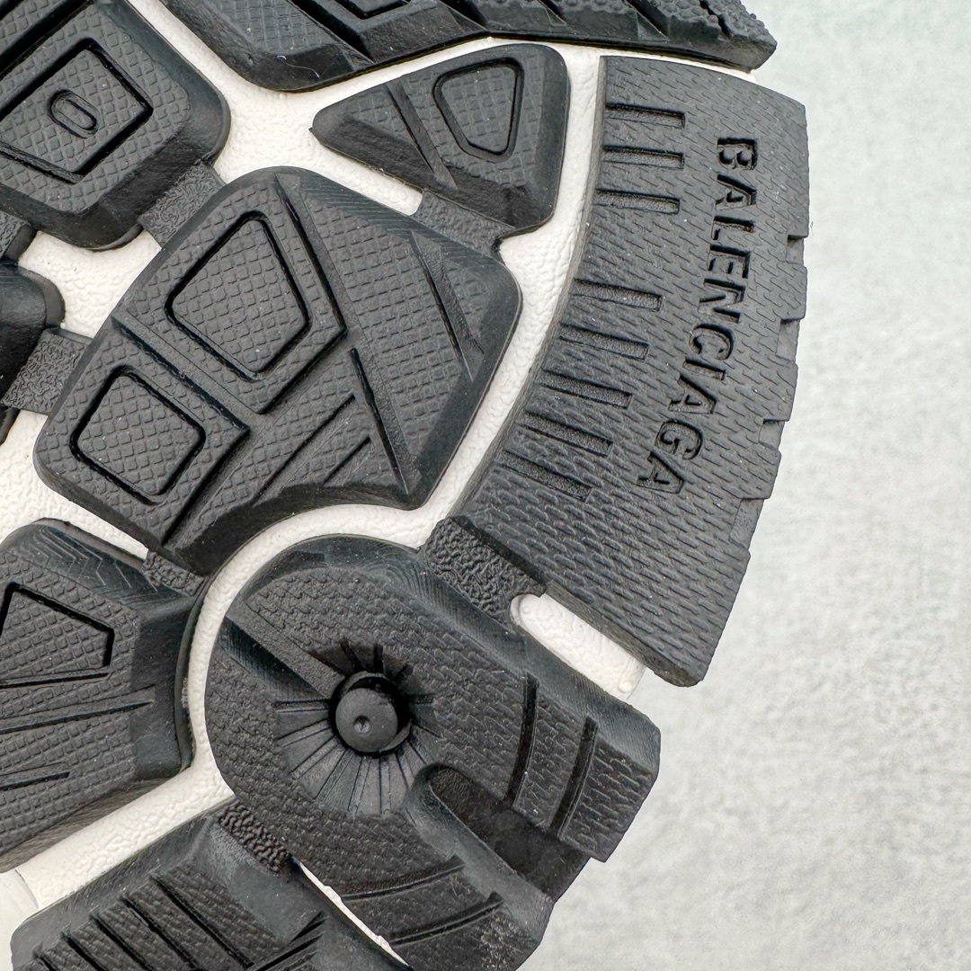 图片[15]-＃VG零售版 BALENCIAGA Runner Sneaker 巴黎世家七代慢跑系列低帮复古野跑潮流运动鞋老爹鞋 尼龙和网布材质 磨损效果 鞋头边缘印有尺码 背面浮印尺码 外侧印有跑者徽标 鞋舌刺绣 Balenciaga 品牌标识 鞋跟背面 Balenciaga品牌标识 材质采用65%聚氨酯、35%聚酯纤维 全新 Runner 鞋型轮廓借鉴于 2000 年初的复古线条 搭载大网眼面料制成鞋面基础，由粉色、白色尼龍与橡胶质地覆盖鞋面诠释线条感 当中透过几道手缝线与折损痕更是精准的掌握历经时间淬炼的破旧痕迹 延续其手法至鞋领、鞋跟、鞋带、中底等部分均饰有破损及脏污之貌 尤其是鞋领处与鞋带孔眼条更是采用不规则做旧技术将内容物泡棉随机露出 尺码：35 36 37 38 39 40 41 42 43 44 45 46-选品中心