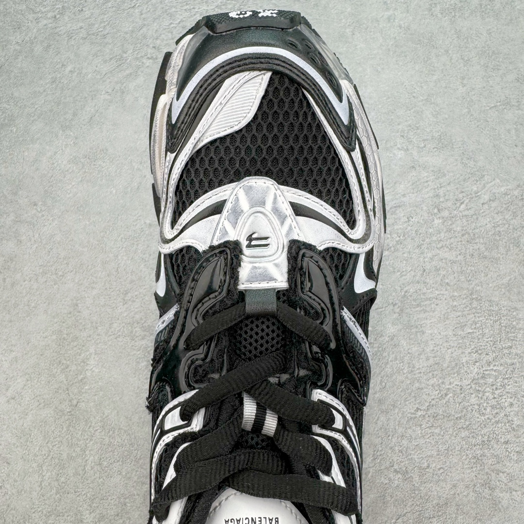 图片[4]-＃VG零售版 BALENCIAGA Runner Sneaker 巴黎世家七代慢跑系列低帮复古野跑潮流运动鞋老爹鞋 尼龙和网布材质 磨损效果 鞋头边缘印有尺码 背面浮印尺码 外侧印有跑者徽标 鞋舌刺绣 Balenciaga 品牌标识 鞋跟背面 Balenciaga品牌标识 材质采用65%聚氨酯、35%聚酯纤维 全新 Runner 鞋型轮廓借鉴于 2000 年初的复古线条 搭载大网眼面料制成鞋面基础，由粉色、白色尼龍与橡胶质地覆盖鞋面诠释线条感 当中透过几道手缝线与折损痕更是精准的掌握历经时间淬炼的破旧痕迹 延续其手法至鞋领、鞋跟、鞋带、中底等部分均饰有破损及脏污之貌 尤其是鞋领处与鞋带孔眼条更是采用不规则做旧技术将内容物泡棉随机露出 尺码：35 36 37 38 39 40 41 42 43 44 45 46-选品中心