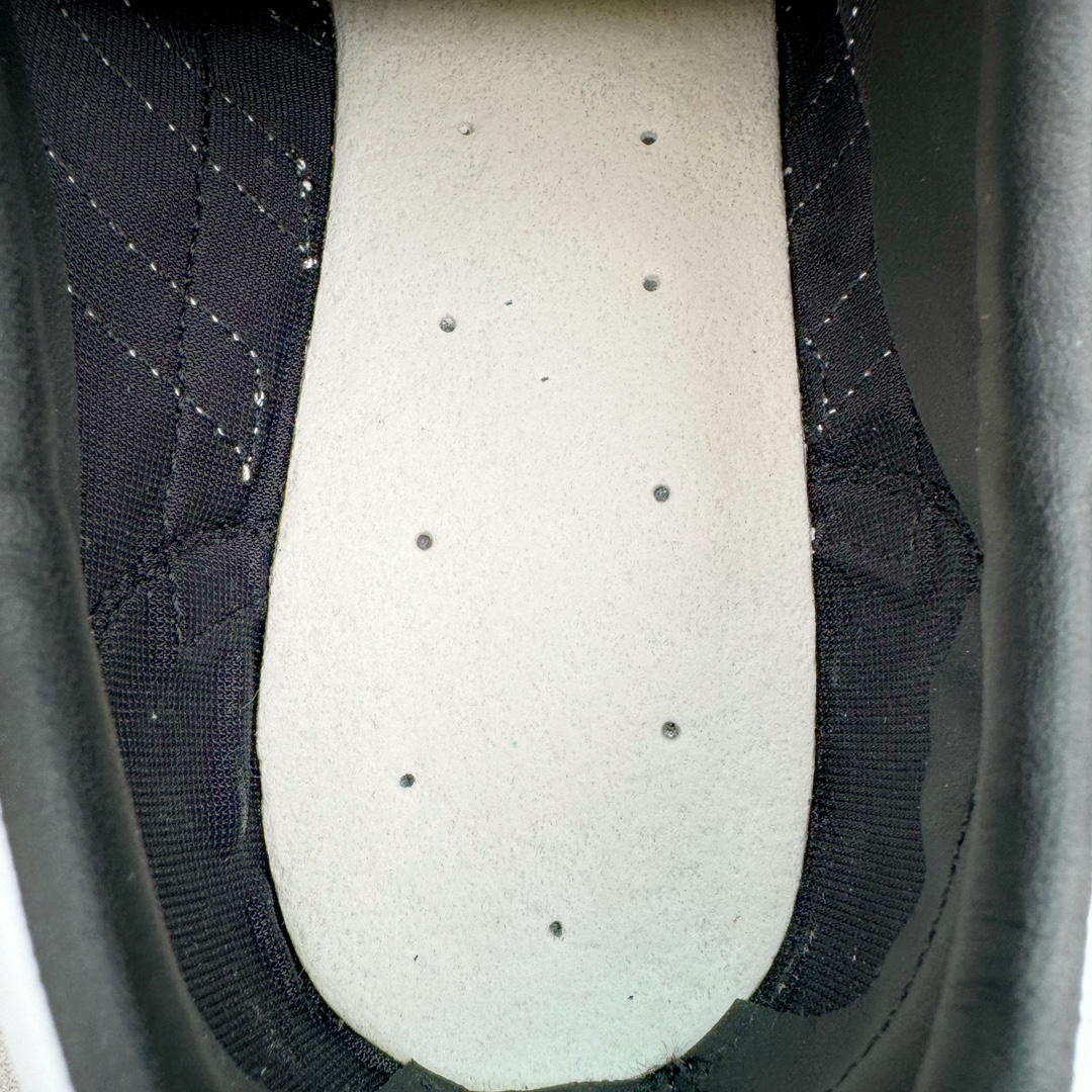 图片[11]-＃CS AD Wmns SL72 OG 系列德训足球风百搭低帮休闲运动板鞋 JI1282 采用高弹EVA+MODEL+RB三层组合底 区别市面RB一体大底 三层组合鞋底重量与原鞋一致 Originals 将有「T 头鞋」造型的诞生于 1972 年的 SL72 鞋款复刻带回 各位买鞋又有新选择了 1972 年 SL72 问世后 引领了后来阿迪达斯的跑鞋发展方向 其中「SL」代表了 Super Light 彰显了产品轻便的特性 1972 年 SL72 问世后 引领了后来阿迪达斯的跑鞋发展方向 其中「SL」代表了 Super Light 彰显了产品轻便的特性 这次 Originals 延续其轻质经典的基因 带来男女两款 SL72 男生款带来 SL72 RS 鞋型 RS 意为 Reshaped（重塑）鞋款在保留了经典的外观基础上 在尼龙材质里增加了填充物 使鞋型更加挺立和饱满 鞋头则更加圆润 鞋底的 EVA 材质则增加了鞋款的高度 女生款则带来 SL72 OG W 鞋型 OG 顾名思义则是致敬经典款式 相较于 RS（Reshaped）鞋款 鞋身更加纤细 其整体鞋身轮廓、线条、细节、材质上尊崇 70 年代 SL72 的设计 还原经典味道 尺码：36 36⅔ 37⅓ 38 38⅔ 39⅓ 40 40⅔ 41⅓ 42 42⅔ 43⅓ 44 44⅔ 45-选品中心