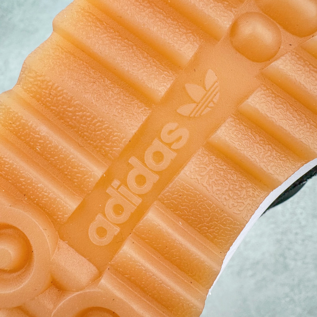 图片[20]-＃CS AD Wmns SL72 OG 系列德训足球风百搭低帮休闲运动板鞋 JI1282 采用高弹EVA+MODEL+RB三层组合底 区别市面RB一体大底 三层组合鞋底重量与原鞋一致 Originals 将有「T 头鞋」造型的诞生于 1972 年的 SL72 鞋款复刻带回 各位买鞋又有新选择了 1972 年 SL72 问世后 引领了后来阿迪达斯的跑鞋发展方向 其中「SL」代表了 Super Light 彰显了产品轻便的特性 1972 年 SL72 问世后 引领了后来阿迪达斯的跑鞋发展方向 其中「SL」代表了 Super Light 彰显了产品轻便的特性 这次 Originals 延续其轻质经典的基因 带来男女两款 SL72 男生款带来 SL72 RS 鞋型 RS 意为 Reshaped（重塑）鞋款在保留了经典的外观基础上 在尼龙材质里增加了填充物 使鞋型更加挺立和饱满 鞋头则更加圆润 鞋底的 EVA 材质则增加了鞋款的高度 女生款则带来 SL72 OG W 鞋型 OG 顾名思义则是致敬经典款式 相较于 RS（Reshaped）鞋款 鞋身更加纤细 其整体鞋身轮廓、线条、细节、材质上尊崇 70 年代 SL72 的设计 还原经典味道 尺码：36 36⅔ 37⅓ 38 38⅔ 39⅓ 40 40⅔ 41⅓ 42 42⅔ 43⅓ 44 44⅔ 45-选品中心