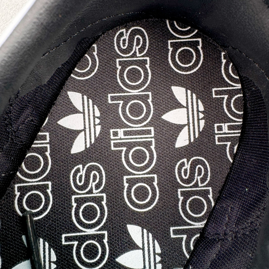 图片[14]-＃CS AD Wmns SL72 OG 系列德训足球风百搭低帮休闲运动板鞋 JI1282 采用高弹EVA+MODEL+RB三层组合底 区别市面RB一体大底 三层组合鞋底重量与原鞋一致 Originals 将有「T 头鞋」造型的诞生于 1972 年的 SL72 鞋款复刻带回 各位买鞋又有新选择了 1972 年 SL72 问世后 引领了后来阿迪达斯的跑鞋发展方向 其中「SL」代表了 Super Light 彰显了产品轻便的特性 1972 年 SL72 问世后 引领了后来阿迪达斯的跑鞋发展方向 其中「SL」代表了 Super Light 彰显了产品轻便的特性 这次 Originals 延续其轻质经典的基因 带来男女两款 SL72 男生款带来 SL72 RS 鞋型 RS 意为 Reshaped（重塑）鞋款在保留了经典的外观基础上 在尼龙材质里增加了填充物 使鞋型更加挺立和饱满 鞋头则更加圆润 鞋底的 EVA 材质则增加了鞋款的高度 女生款则带来 SL72 OG W 鞋型 OG 顾名思义则是致敬经典款式 相较于 RS（Reshaped）鞋款 鞋身更加纤细 其整体鞋身轮廓、线条、细节、材质上尊崇 70 年代 SL72 的设计 还原经典味道 尺码：36 36⅔ 37⅓ 38 38⅔ 39⅓ 40 40⅔ 41⅓ 42 42⅔ 43⅓ 44 44⅔ 45-选品中心