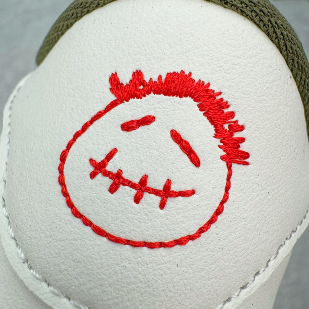 图片[14]-＃KZ神版特价 Travis Scott x Air Jordan AJ1 Low OG SP TS联名倒钩8.0低帮 白橄榄绿 DM7866-200 毫无疑问市场中端王者 耗时半年巨作 全套原纸板楦头开发 确保原汁原味 完美呈现倒钩版型 原档案转印油墨一体 东莞原厂磨具大底独家尺码35.5 48.5 一码一磨具拒绝假半码 此版本只针对中端市场 皮料材质有所更替 其他数据细节工艺流程均保持一致 绝不口嗨 细节品控鞋型随意秒杀市面3XX 4XX 原盒原配 外盒透明胶套 内侧字体 工整带凹凸感 原厂拉帮工艺 针距密度一致 后跟弧度收口自然不对折 极致一眼正品既视感 进口玻璃冲刀皮料裁剪零毛边 承诺百分百一致原鞋 全鞋电脑针车工艺 进口港宝加持 后跟自然饱满 全鞋荧光划线卡点 追求极致完美 每一双都是工艺品 多重QC质检 超越公司货的品控标准 实实在在的免检产品 尺码：35.5 36 36.5 37.5 38 38.5 39 40 40.5 41 42 42.5 43 44 44.5 45 46 47.5 48.5-选品中心