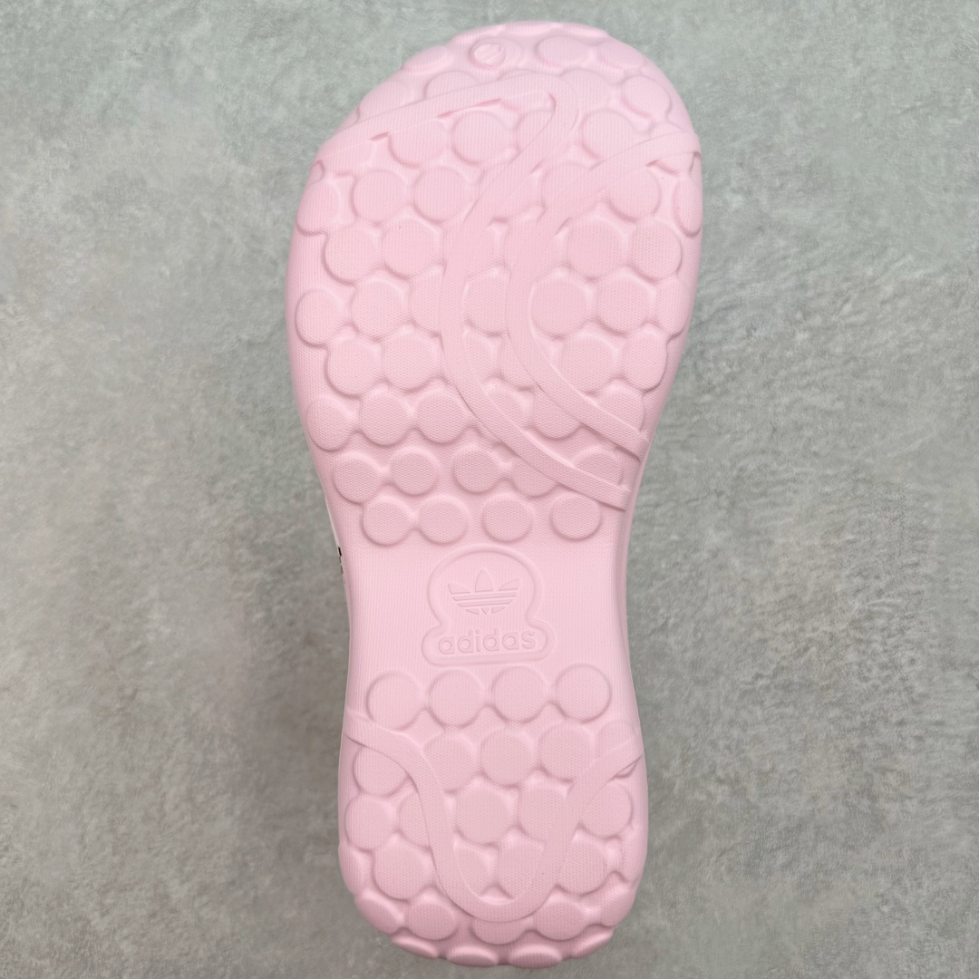 图片[9]-＃H11 AD Originals AdiFOM Stan Smith Mule 防滑耐磨轻便运动凉鞋穆勒厨师鞋 Hallo kitty 粉色 IG4446 重金购入原鞋及原档案磨具生产指令开发 鞋头部位凹凸有致 横向大面积波浪纹理 后跟Logo 凹凸明显 轮廓分明 描漆定位精准 公整无偏差不溢出 LOGO内侧钢印清晰工整 原厂磨具全鞋无多余毛边 同源公司EVA粒子环保塑料 原厂指令配方 无任何异味 弹性卡色均保持原鞋一致 匠心打造 鞋口弧度大小 鞋面色泽质感同步原鞋 LOGO内侧钢印清晰工整 中底部分带原厂钢印编号 原厂Ortholite欧斯莱鞋垫 区别掉渣海玻璃鞋垫 吸汗防臭的效果无法相提并论 原厂定制原标 同比ZP 符合人体设计 轻松脚感 一穿即走 这款拖鞋旨在致敬经典的Stan Smith 简约鞋面和后跟细节灵感源于原版 并通过厚实的比例和超光滑的触感 带来现代风格的革新 采用含有甘蔗制成的泡沫材料 心系环保 摆脱绑带或鞋带束缚 易于穿脱 保持舒适 采用天然可再生材料 旨在帮助减少塑料污染 偏小一码 尺码：36 37 38 39 40 41 42 43 44-选品中心