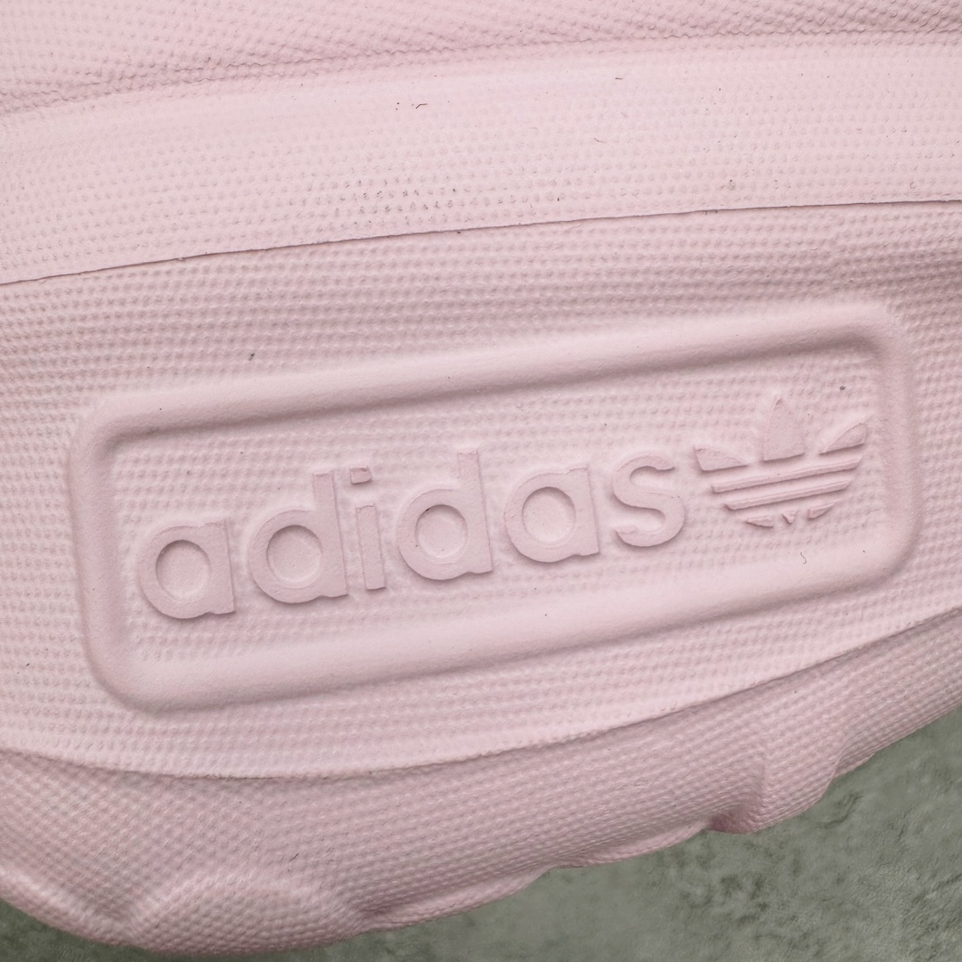 图片[14]-＃H11 AD Originals AdiFOM Stan Smith Mule 防滑耐磨轻便运动凉鞋穆勒厨师鞋 Hallo kitty 粉色 IG4446 重金购入原鞋及原档案磨具生产指令开发 鞋头部位凹凸有致 横向大面积波浪纹理 后跟Logo 凹凸明显 轮廓分明 描漆定位精准 公整无偏差不溢出 LOGO内侧钢印清晰工整 原厂磨具全鞋无多余毛边 同源公司EVA粒子环保塑料 原厂指令配方 无任何异味 弹性卡色均保持原鞋一致 匠心打造 鞋口弧度大小 鞋面色泽质感同步原鞋 LOGO内侧钢印清晰工整 中底部分带原厂钢印编号 原厂Ortholite欧斯莱鞋垫 区别掉渣海玻璃鞋垫 吸汗防臭的效果无法相提并论 原厂定制原标 同比ZP 符合人体设计 轻松脚感 一穿即走 这款拖鞋旨在致敬经典的Stan Smith 简约鞋面和后跟细节灵感源于原版 并通过厚实的比例和超光滑的触感 带来现代风格的革新 采用含有甘蔗制成的泡沫材料 心系环保 摆脱绑带或鞋带束缚 易于穿脱 保持舒适 采用天然可再生材料 旨在帮助减少塑料污染 偏小一码 尺码：36 37 38 39 40 41 42 43 44-选品中心