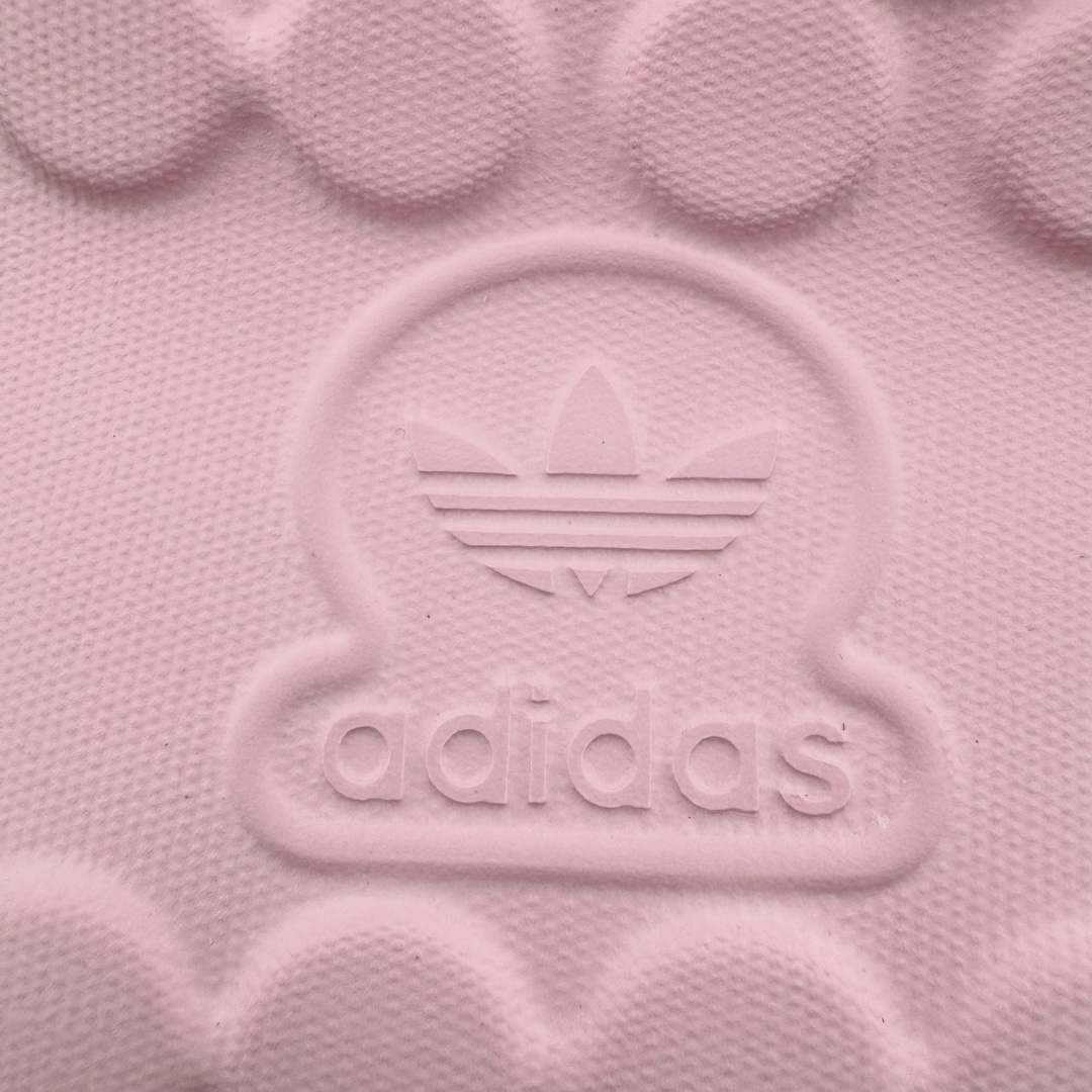 图片[16]-＃H11 AD Originals AdiFOM Stan Smith Mule 防滑耐磨轻便运动凉鞋穆勒厨师鞋 Hallo kitty 粉色 IG4446 重金购入原鞋及原档案磨具生产指令开发 鞋头部位凹凸有致 横向大面积波浪纹理 后跟Logo 凹凸明显 轮廓分明 描漆定位精准 公整无偏差不溢出 LOGO内侧钢印清晰工整 原厂磨具全鞋无多余毛边 同源公司EVA粒子环保塑料 原厂指令配方 无任何异味 弹性卡色均保持原鞋一致 匠心打造 鞋口弧度大小 鞋面色泽质感同步原鞋 LOGO内侧钢印清晰工整 中底部分带原厂钢印编号 原厂Ortholite欧斯莱鞋垫 区别掉渣海玻璃鞋垫 吸汗防臭的效果无法相提并论 原厂定制原标 同比ZP 符合人体设计 轻松脚感 一穿即走 这款拖鞋旨在致敬经典的Stan Smith 简约鞋面和后跟细节灵感源于原版 并通过厚实的比例和超光滑的触感 带来现代风格的革新 采用含有甘蔗制成的泡沫材料 心系环保 摆脱绑带或鞋带束缚 易于穿脱 保持舒适 采用天然可再生材料 旨在帮助减少塑料污染 偏小一码 尺码：36 37 38 39 40 41 42 43 44-选品中心