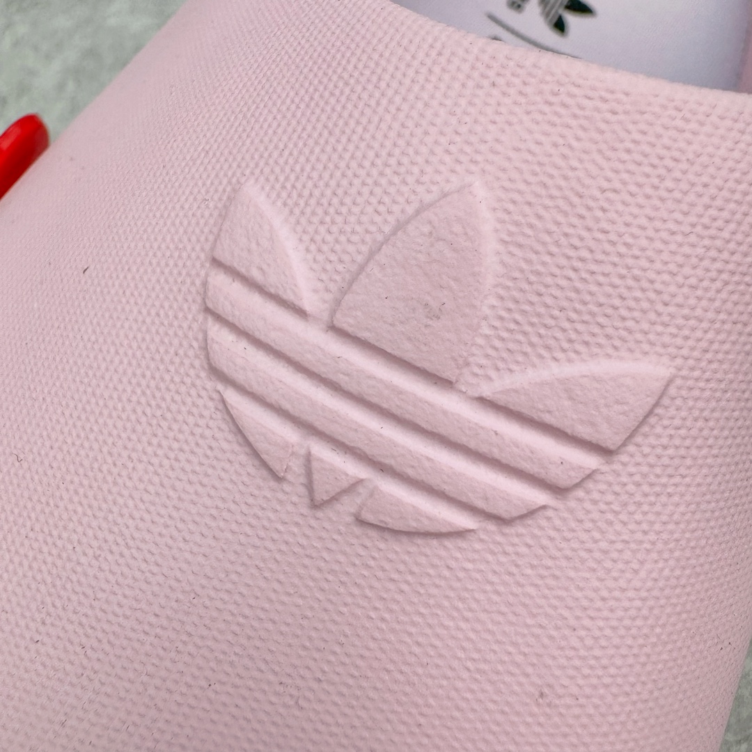 图片[11]-＃H11 AD Originals AdiFOM Stan Smith Mule 防滑耐磨轻便运动凉鞋穆勒厨师鞋 Hallo kitty 粉色 IG4446 重金购入原鞋及原档案磨具生产指令开发 鞋头部位凹凸有致 横向大面积波浪纹理 后跟Logo 凹凸明显 轮廓分明 描漆定位精准 公整无偏差不溢出 LOGO内侧钢印清晰工整 原厂磨具全鞋无多余毛边 同源公司EVA粒子环保塑料 原厂指令配方 无任何异味 弹性卡色均保持原鞋一致 匠心打造 鞋口弧度大小 鞋面色泽质感同步原鞋 LOGO内侧钢印清晰工整 中底部分带原厂钢印编号 原厂Ortholite欧斯莱鞋垫 区别掉渣海玻璃鞋垫 吸汗防臭的效果无法相提并论 原厂定制原标 同比ZP 符合人体设计 轻松脚感 一穿即走 这款拖鞋旨在致敬经典的Stan Smith 简约鞋面和后跟细节灵感源于原版 并通过厚实的比例和超光滑的触感 带来现代风格的革新 采用含有甘蔗制成的泡沫材料 心系环保 摆脱绑带或鞋带束缚 易于穿脱 保持舒适 采用天然可再生材料 旨在帮助减少塑料污染 偏小一码 尺码：36 37 38 39 40 41 42 43 44-选品中心