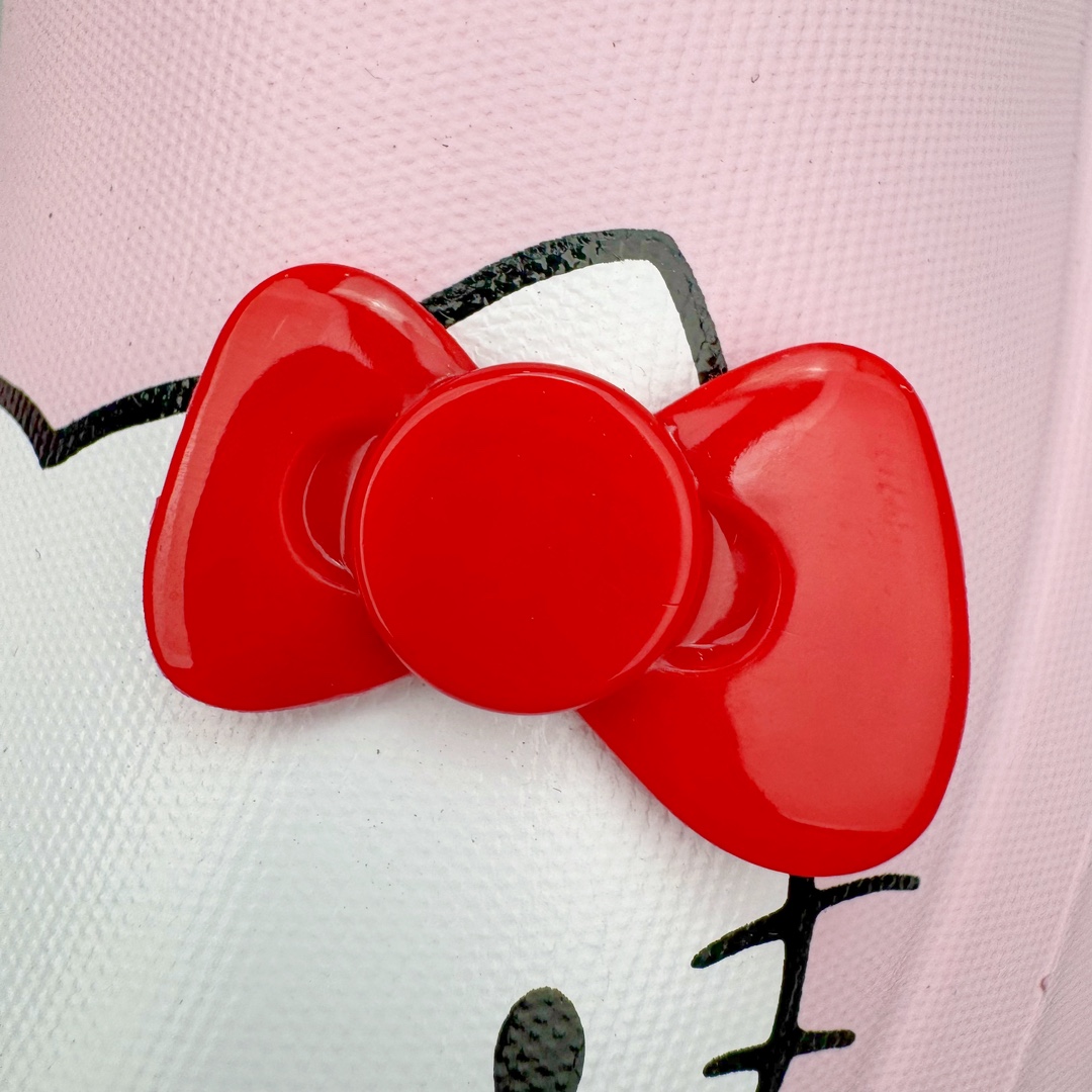 图片[10]-＃H11 AD Originals AdiFOM Stan Smith Mule 防滑耐磨轻便运动凉鞋穆勒厨师鞋 Hallo kitty 粉色 IG4446 重金购入原鞋及原档案磨具生产指令开发 鞋头部位凹凸有致 横向大面积波浪纹理 后跟Logo 凹凸明显 轮廓分明 描漆定位精准 公整无偏差不溢出 LOGO内侧钢印清晰工整 原厂磨具全鞋无多余毛边 同源公司EVA粒子环保塑料 原厂指令配方 无任何异味 弹性卡色均保持原鞋一致 匠心打造 鞋口弧度大小 鞋面色泽质感同步原鞋 LOGO内侧钢印清晰工整 中底部分带原厂钢印编号 原厂Ortholite欧斯莱鞋垫 区别掉渣海玻璃鞋垫 吸汗防臭的效果无法相提并论 原厂定制原标 同比ZP 符合人体设计 轻松脚感 一穿即走 这款拖鞋旨在致敬经典的Stan Smith 简约鞋面和后跟细节灵感源于原版 并通过厚实的比例和超光滑的触感 带来现代风格的革新 采用含有甘蔗制成的泡沫材料 心系环保 摆脱绑带或鞋带束缚 易于穿脱 保持舒适 采用天然可再生材料 旨在帮助减少塑料污染 偏小一码 尺码：36 37 38 39 40 41 42 43 44-选品中心