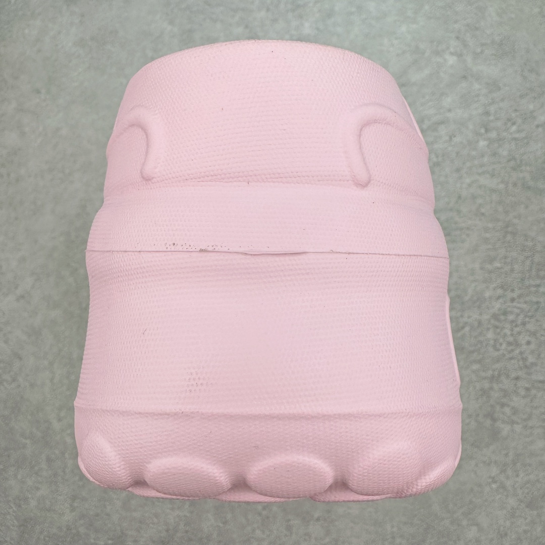 图片[8]-＃H11 AD Originals AdiFOM Stan Smith Mule 防滑耐磨轻便运动凉鞋穆勒厨师鞋 Hallo kitty 粉色 IG4446 重金购入原鞋及原档案磨具生产指令开发 鞋头部位凹凸有致 横向大面积波浪纹理 后跟Logo 凹凸明显 轮廓分明 描漆定位精准 公整无偏差不溢出 LOGO内侧钢印清晰工整 原厂磨具全鞋无多余毛边 同源公司EVA粒子环保塑料 原厂指令配方 无任何异味 弹性卡色均保持原鞋一致 匠心打造 鞋口弧度大小 鞋面色泽质感同步原鞋 LOGO内侧钢印清晰工整 中底部分带原厂钢印编号 原厂Ortholite欧斯莱鞋垫 区别掉渣海玻璃鞋垫 吸汗防臭的效果无法相提并论 原厂定制原标 同比ZP 符合人体设计 轻松脚感 一穿即走 这款拖鞋旨在致敬经典的Stan Smith 简约鞋面和后跟细节灵感源于原版 并通过厚实的比例和超光滑的触感 带来现代风格的革新 采用含有甘蔗制成的泡沫材料 心系环保 摆脱绑带或鞋带束缚 易于穿脱 保持舒适 采用天然可再生材料 旨在帮助减少塑料污染 偏小一码 尺码：36 37 38 39 40 41 42 43 44-选品中心