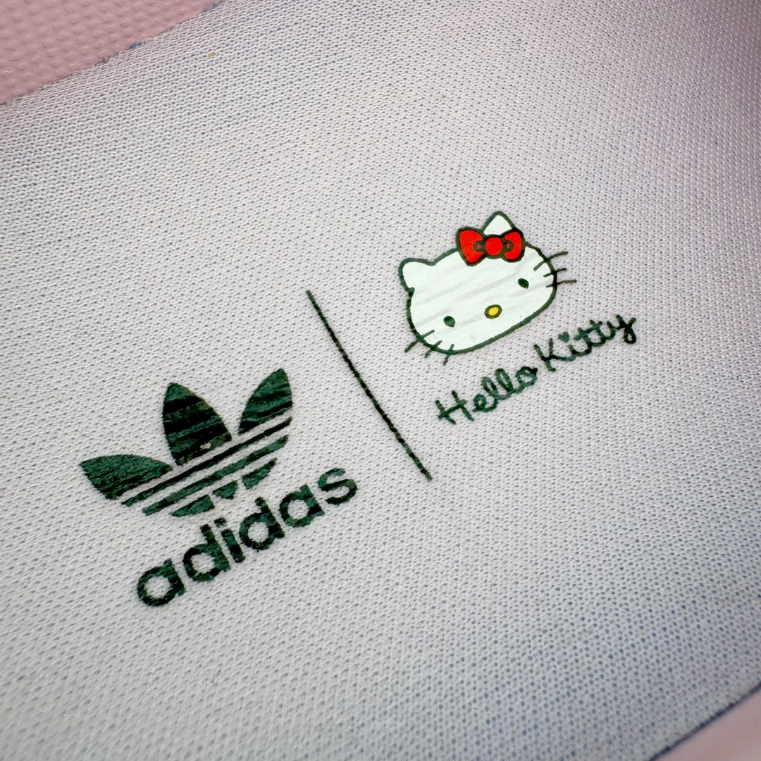 图片[12]-＃H11 AD Originals AdiFOM Stan Smith Mule 防滑耐磨轻便运动凉鞋穆勒厨师鞋 Hallo kitty 粉色 IG4446 重金购入原鞋及原档案磨具生产指令开发 鞋头部位凹凸有致 横向大面积波浪纹理 后跟Logo 凹凸明显 轮廓分明 描漆定位精准 公整无偏差不溢出 LOGO内侧钢印清晰工整 原厂磨具全鞋无多余毛边 同源公司EVA粒子环保塑料 原厂指令配方 无任何异味 弹性卡色均保持原鞋一致 匠心打造 鞋口弧度大小 鞋面色泽质感同步原鞋 LOGO内侧钢印清晰工整 中底部分带原厂钢印编号 原厂Ortholite欧斯莱鞋垫 区别掉渣海玻璃鞋垫 吸汗防臭的效果无法相提并论 原厂定制原标 同比ZP 符合人体设计 轻松脚感 一穿即走 这款拖鞋旨在致敬经典的Stan Smith 简约鞋面和后跟细节灵感源于原版 并通过厚实的比例和超光滑的触感 带来现代风格的革新 采用含有甘蔗制成的泡沫材料 心系环保 摆脱绑带或鞋带束缚 易于穿脱 保持舒适 采用天然可再生材料 旨在帮助减少塑料污染 偏小一码 尺码：36 37 38 39 40 41 42 43 44-选品中心