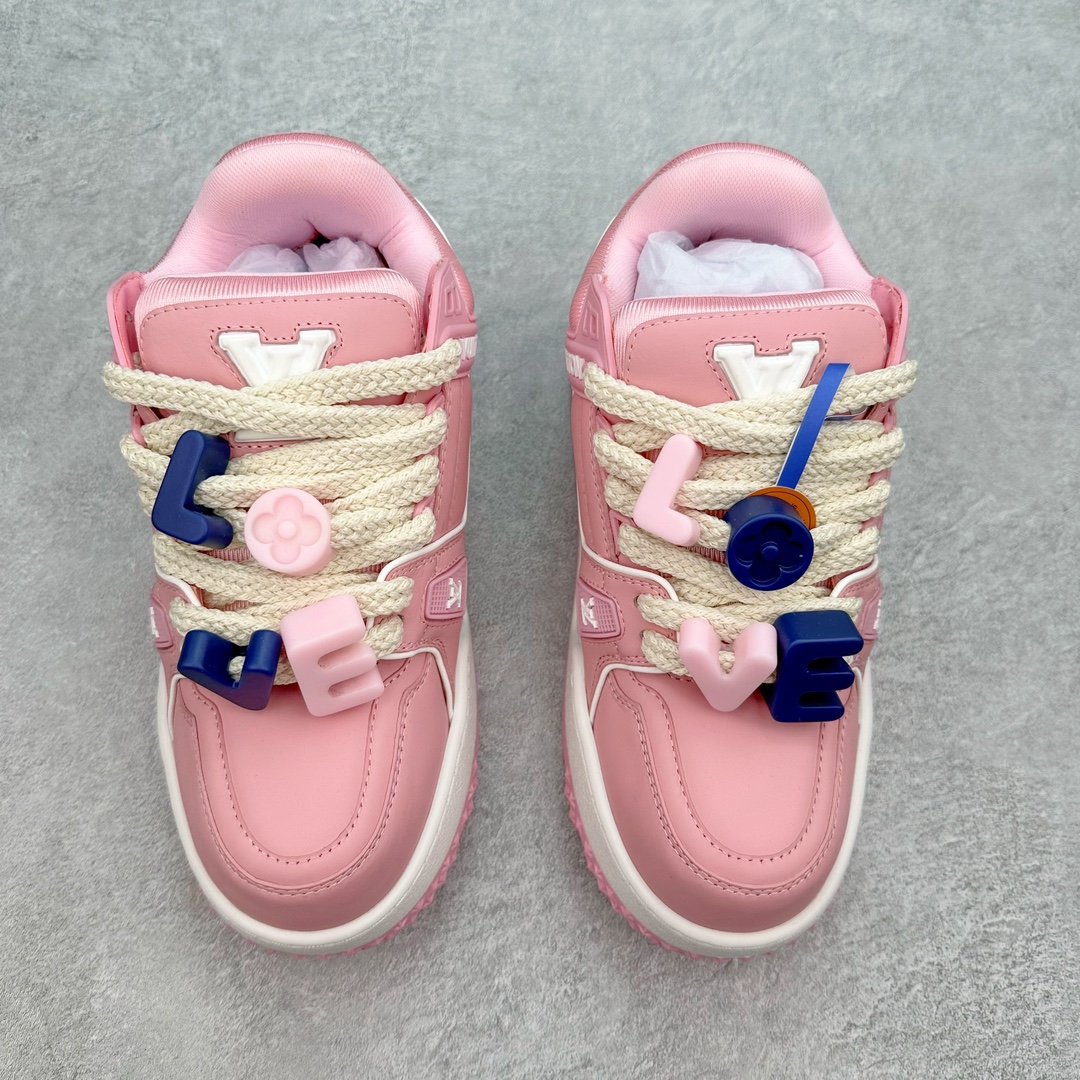 图片[2]-lv Trainer Maxi 小胖丁系列面包鞋 驴牌23S时尚走秀款 原版购入开发历时半年开发打造 原版完美楦型 多次调试 达到还原99% 鞋面独家订制细柔小牛皮 厚实织物鞋带 独家私模超轻TPU大底 原配扣子串珠 正确原装黄色鞋盒 正确中底印花 鞋面印花3D高频深度立体 全鞋电脑针车 紧密相连 针距密度一致 皮面裁剪部位 统一油边封口工艺 备受瞩目火热面包鞋再次拉满流量 各地网红上脚 立体饱满的彩色面包鞋身 超大版型重新诠释了 Virgil Abloh大热lv运动时装鞋 完美增高5CM Size 36 37 38 39 40 41 42 43 44 45-选品中心