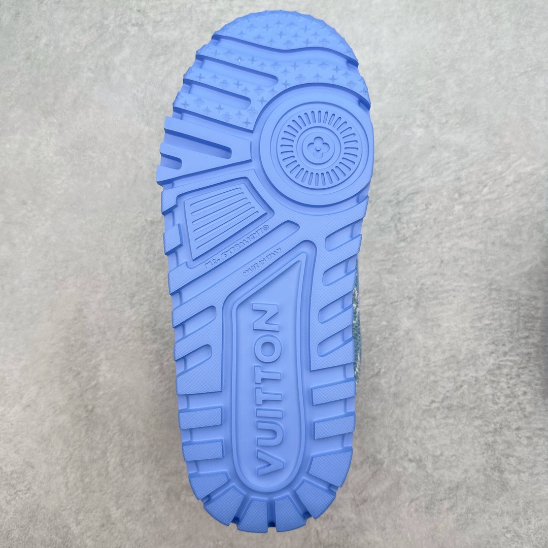 图片[9]-＃GD广顶 Louis Vuitton Trainer Maxi路易威登时装走秀运动时尚板鞋 小胖丁面包鞋 外贸零售特供批次 2023全新纸板数据 印花高频效果碾压市面 市售天花板产物 耗时半年巨作 全套原厂新版原纸板楦头开发 原厂特供皮料加持 市场所有版本中综合最强的货品 GD实力大厂出品 全网最全配色更新最快 最成熟的做工稳定的品控 完美鞋型超高的清洁度 零毛边线头瑕疵 全套原楦原纸版原鞋开模 全网最具灵魂的版型 正确原装黄色鞋盒 正确中底印花 鞋面印花3D高频深度立体 全鞋电脑针车 紧密相连 针距密度一致 环保乳胶注塑鞋垫 厚度脚感还原原版 皮面裁剪部位 统一油边封口工艺 原装橡胶大底含胶量大底组合零偏差 专柜全套包装 防尘袋 说明书 质保卡 男女鞋 尺码：35 36 37 38 39 40 41 42 43 44 45-选品中心