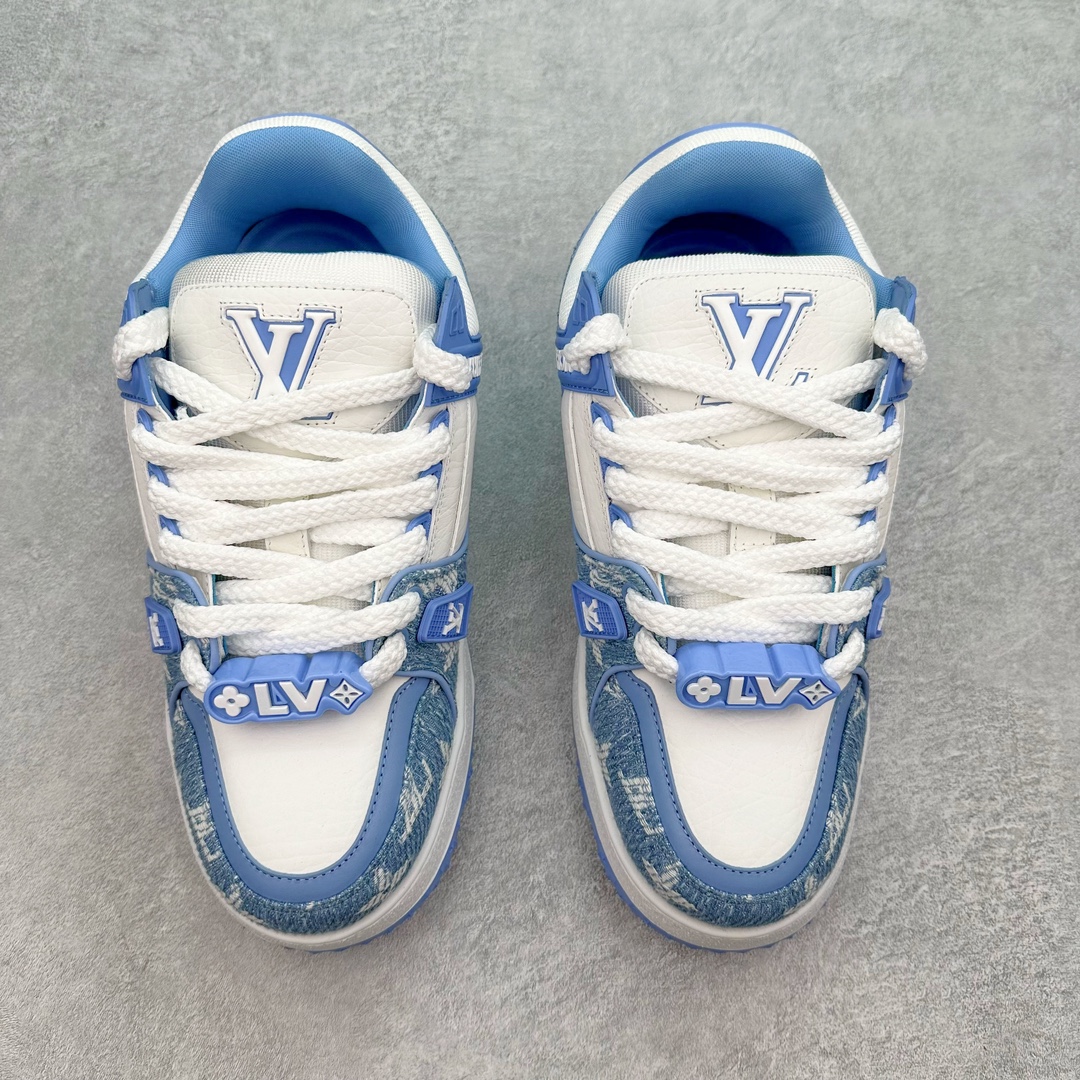 图片[2]-＃GD广顶 Louis Vuitton Trainer Maxi路易威登时装走秀运动时尚板鞋 小胖丁面包鞋 外贸零售特供批次 2023全新纸板数据 印花高频效果碾压市面 市售天花板产物 耗时半年巨作 全套原厂新版原纸板楦头开发 原厂特供皮料加持 市场所有版本中综合最强的货品 GD实力大厂出品 全网最全配色更新最快 最成熟的做工稳定的品控 完美鞋型超高的清洁度 零毛边线头瑕疵 全套原楦原纸版原鞋开模 全网最具灵魂的版型 正确原装黄色鞋盒 正确中底印花 鞋面印花3D高频深度立体 全鞋电脑针车 紧密相连 针距密度一致 环保乳胶注塑鞋垫 厚度脚感还原原版 皮面裁剪部位 统一油边封口工艺 原装橡胶大底含胶量大底组合零偏差 专柜全套包装 防尘袋 说明书 质保卡 男女鞋 尺码：35 36 37 38 39 40 41 42 43 44 45-选品中心