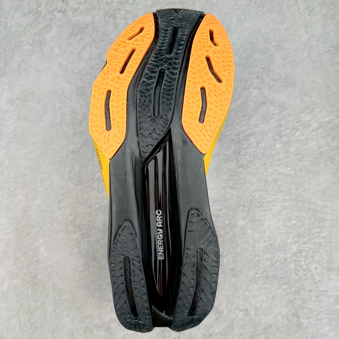 图片[9]-＃C版 NEW BALANCE Rebel FuelCell Rebel V4 SuperComp Elite 精英版内置碳板 舒适时尚织物减震耐磨低帮马拉松轻量化跑步鞋 NB新百伦于 2019 年夏天首次发布了 Rebel 在制鞋业仍在向强调能量回报的弹力泡沫转变的时候 Rebel 确实是一个叛逆者 快进到 2024 年 Rebel v4 承诺通过重新配制的中底化合物和更高的堆叠高度提供更轻、更有弹性的跑步体验 就像New Balance SC Elite v4一样 Rebel v4 提供了完全重新设计的中底化合物 最新的混合物将 New Balance 专有的 FuelCell 泡沫（TPU 和 EVA 的混合物）与 PEBA 泡沫相结合 带来更弹跳的跑步体验 PEBA是一种超轻 高性能的泡沫 通常出现在镀碳超级鞋中 New Balance Rebel v4、ASICS Novablast 4和Brooks Hyperion Max都是精力充沛的无电镀运动鞋 在速度锻炼和快节奏中大放异彩 这三款鞋都依靠它们的中底泡沫和轻微的摇杆形状来创造一种向前滚动的感觉 而且虽然这些鞋子在堆叠高度和重量方面各不相同 但它们提供了相似的软硬比例 有足够的流行力来加快步伐 尺码：36 37 37.5 38 38.5 39.5 40 40.5 41.5 42 42.5 43 44 45-选品中心