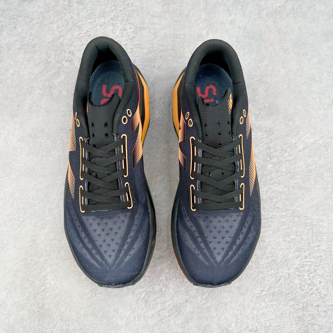 图片[2]-＃C版 NEW BALANCE Rebel FuelCell Rebel V4 SuperComp Elite 精英版内置碳板 舒适时尚织物减震耐磨低帮马拉松轻量化跑步鞋 NB新百伦于 2019 年夏天首次发布了 Rebel 在制鞋业仍在向强调能量回报的弹力泡沫转变的时候 Rebel 确实是一个叛逆者 快进到 2024 年 Rebel v4 承诺通过重新配制的中底化合物和更高的堆叠高度提供更轻、更有弹性的跑步体验 就像New Balance SC Elite v4一样 Rebel v4 提供了完全重新设计的中底化合物 最新的混合物将 New Balance 专有的 FuelCell 泡沫（TPU 和 EVA 的混合物）与 PEBA 泡沫相结合 带来更弹跳的跑步体验 PEBA是一种超轻 高性能的泡沫 通常出现在镀碳超级鞋中 New Balance Rebel v4、ASICS Novablast 4和Brooks Hyperion Max都是精力充沛的无电镀运动鞋 在速度锻炼和快节奏中大放异彩 这三款鞋都依靠它们的中底泡沫和轻微的摇杆形状来创造一种向前滚动的感觉 而且虽然这些鞋子在堆叠高度和重量方面各不相同 但它们提供了相似的软硬比例 有足够的流行力来加快步伐 尺码：36 37 37.5 38 38.5 39.5 40 40.5 41.5 42 42.5 43 44 45-选品中心