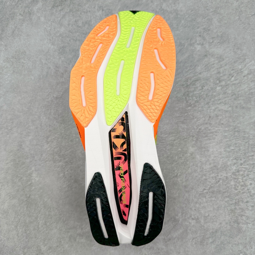 图片[9]-＃C版 NEW BALANCE Rebel FuelCell Rebel V4 SuperComp Elite 精英版内置碳板 舒适时尚织物减震耐磨低帮马拉松轻量化跑步鞋 NB新百伦于 2019 年夏天首次发布了 Rebel 在制鞋业仍在向强调能量回报的弹力泡沫转变的时候 Rebel 确实是一个叛逆者 快进到 2024 年 Rebel v4 承诺通过重新配制的中底化合物和更高的堆叠高度提供更轻、更有弹性的跑步体验 就像New Balance SC Elite v4一样 Rebel v4 提供了完全重新设计的中底化合物 最新的混合物将 New Balance 专有的 FuelCell 泡沫（TPU 和 EVA 的混合物）与 PEBA 泡沫相结合 带来更弹跳的跑步体验 PEBA是一种超轻 高性能的泡沫 通常出现在镀碳超级鞋中 New Balance Rebel v4、ASICS Novablast 4和Brooks Hyperion Max都是精力充沛的无电镀运动鞋 在速度锻炼和快节奏中大放异彩 这三款鞋都依靠它们的中底泡沫和轻微的摇杆形状来创造一种向前滚动的感觉 而且虽然这些鞋子在堆叠高度和重量方面各不相同 但它们提供了相似的软硬比例 有足够的流行力来加快步伐 尺码：36 37 37.5 38 38.5 39.5 40 40.5 41.5 42 42.5 43 44 45-选品中心