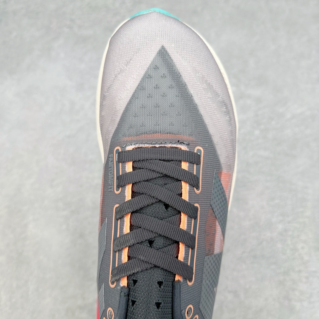 图片[4]-＃C版 NEW BALANCE Rebel FuelCell Rebel V4 SuperComp Elite 精英版内置碳板 舒适时尚织物减震耐磨低帮马拉松轻量化跑步鞋 NB新百伦于 2019 年夏天首次发布了 Rebel 在制鞋业仍在向强调能量回报的弹力泡沫转变的时候 Rebel 确实是一个叛逆者 快进到 2024 年 Rebel v4 承诺通过重新配制的中底化合物和更高的堆叠高度提供更轻、更有弹性的跑步体验 就像New Balance SC Elite v4一样 Rebel v4 提供了完全重新设计的中底化合物 最新的混合物将 New Balance 专有的 FuelCell 泡沫（TPU 和 EVA 的混合物）与 PEBA 泡沫相结合 带来更弹跳的跑步体验 PEBA是一种超轻 高性能的泡沫 通常出现在镀碳超级鞋中 New Balance Rebel v4、ASICS Novablast 4和Brooks Hyperion Max都是精力充沛的无电镀运动鞋 在速度锻炼和快节奏中大放异彩 这三款鞋都依靠它们的中底泡沫和轻微的摇杆形状来创造一种向前滚动的感觉 而且虽然这些鞋子在堆叠高度和重量方面各不相同 但它们提供了相似的软硬比例 有足够的流行力来加快步伐 尺码：36 37 37.5 38 38.5 39.5 40 40.5 41.5 42 42.5 43 44 45-选品中心