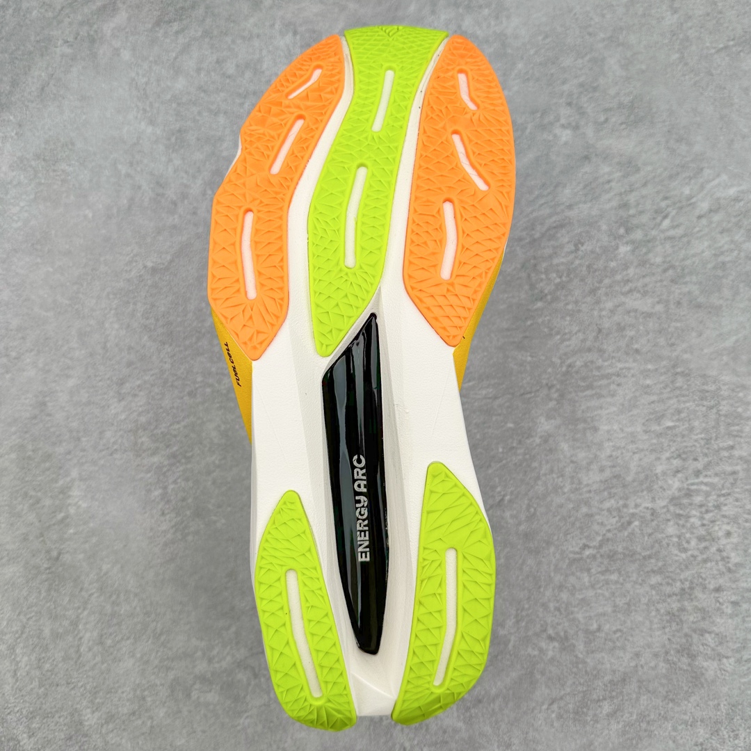 图片[9]-＃C版 NEW BALANCE Rebel FuelCell Rebel V4 SuperComp Elite 精英版内置碳板 舒适时尚织物减震耐磨低帮马拉松轻量化跑步鞋 NB新百伦于 2019 年夏天首次发布了 Rebel 在制鞋业仍在向强调能量回报的弹力泡沫转变的时候 Rebel 确实是一个叛逆者 快进到 2024 年 Rebel v4 承诺通过重新配制的中底化合物和更高的堆叠高度提供更轻、更有弹性的跑步体验 就像New Balance SC Elite v4一样 Rebel v4 提供了完全重新设计的中底化合物 最新的混合物将 New Balance 专有的 FuelCell 泡沫（TPU 和 EVA 的混合物）与 PEBA 泡沫相结合 带来更弹跳的跑步体验 PEBA是一种超轻 高性能的泡沫 通常出现在镀碳超级鞋中 New Balance Rebel v4、ASICS Novablast 4和Brooks Hyperion Max都是精力充沛的无电镀运动鞋 在速度锻炼和快节奏中大放异彩 这三款鞋都依靠它们的中底泡沫和轻微的摇杆形状来创造一种向前滚动的感觉 而且虽然这些鞋子在堆叠高度和重量方面各不相同 但它们提供了相似的软硬比例 有足够的流行力来加快步伐 尺码：36 37 37.5 38 38.5 39.5 40 40.5 41.5 42 42.5 43 44 45-选品中心