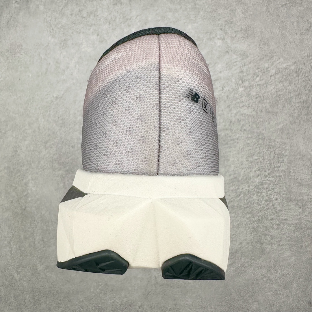 图片[8]-＃C版 NEW BALANCE Rebel FuelCell Rebel V4 SuperComp Elite 精英版内置碳板 舒适时尚织物减震耐磨低帮马拉松轻量化跑步鞋 NB新百伦于 2019 年夏天首次发布了 Rebel 在制鞋业仍在向强调能量回报的弹力泡沫转变的时候 Rebel 确实是一个叛逆者 快进到 2024 年 Rebel v4 承诺通过重新配制的中底化合物和更高的堆叠高度提供更轻、更有弹性的跑步体验 就像New Balance SC Elite v4一样 Rebel v4 提供了完全重新设计的中底化合物 最新的混合物将 New Balance 专有的 FuelCell 泡沫（TPU 和 EVA 的混合物）与 PEBA 泡沫相结合 带来更弹跳的跑步体验 PEBA是一种超轻 高性能的泡沫 通常出现在镀碳超级鞋中 New Balance Rebel v4、ASICS Novablast 4和Brooks Hyperion Max都是精力充沛的无电镀运动鞋 在速度锻炼和快节奏中大放异彩 这三款鞋都依靠它们的中底泡沫和轻微的摇杆形状来创造一种向前滚动的感觉 而且虽然这些鞋子在堆叠高度和重量方面各不相同 但它们提供了相似的软硬比例 有足够的流行力来加快步伐 尺码：36 37 37.5 38 38.5 39.5 40 40.5 41.5 42 42.5 43 44 45-选品中心