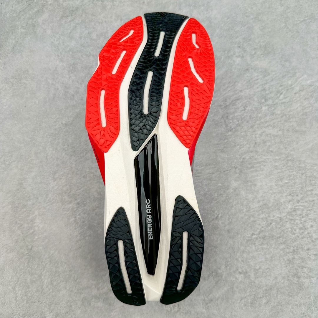 图片[9]-＃C版 NEW BALANCE Rebel FuelCell Rebel V4 SuperComp Elite 精英版内置碳板 舒适时尚织物减震耐磨低帮马拉松轻量化跑步鞋 NB新百伦于 2019 年夏天首次发布了 Rebel 在制鞋业仍在向强调能量回报的弹力泡沫转变的时候 Rebel 确实是一个叛逆者 快进到 2024 年 Rebel v4 承诺通过重新配制的中底化合物和更高的堆叠高度提供更轻、更有弹性的跑步体验 就像New Balance SC Elite v4一样 Rebel v4 提供了完全重新设计的中底化合物 最新的混合物将 New Balance 专有的 FuelCell 泡沫（TPU 和 EVA 的混合物）与 PEBA 泡沫相结合 带来更弹跳的跑步体验 PEBA是一种超轻 高性能的泡沫 通常出现在镀碳超级鞋中 New Balance Rebel v4、ASICS Novablast 4和Brooks Hyperion Max都是精力充沛的无电镀运动鞋 在速度锻炼和快节奏中大放异彩 这三款鞋都依靠它们的中底泡沫和轻微的摇杆形状来创造一种向前滚动的感觉 而且虽然这些鞋子在堆叠高度和重量方面各不相同 但它们提供了相似的软硬比例 有足够的流行力来加快步伐 尺码：36 37 37.5 38 38.5 39.5 40 40.5 41.5 42 42.5 43 44 45-选品中心