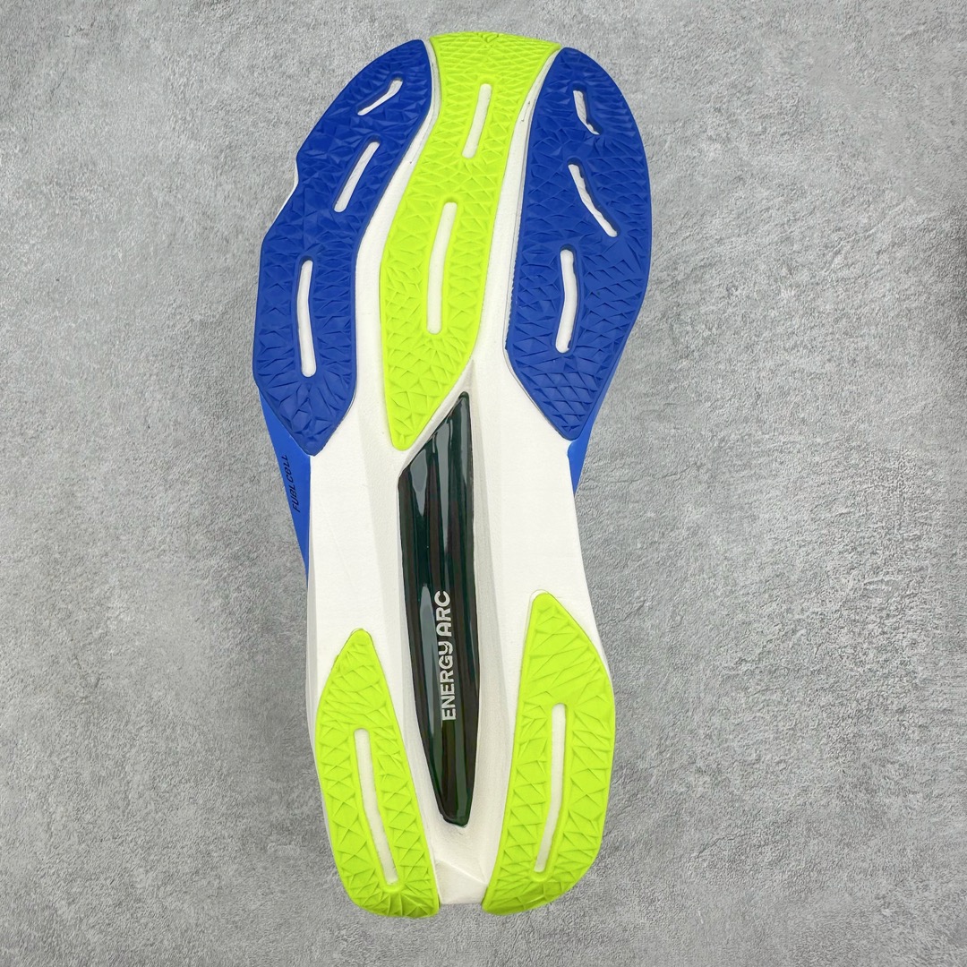 图片[9]-＃C版 NEW BALANCE Rebel FuelCell Rebel V4 SuperComp Elite 精英版内置碳板 舒适时尚织物减震耐磨低帮马拉松轻量化跑步鞋 NB新百伦于 2019 年夏天首次发布了 Rebel 在制鞋业仍在向强调能量回报的弹力泡沫转变的时候 Rebel 确实是一个叛逆者 快进到 2024 年 Rebel v4 承诺通过重新配制的中底化合物和更高的堆叠高度提供更轻、更有弹性的跑步体验 就像New Balance SC Elite v4一样 Rebel v4 提供了完全重新设计的中底化合物 最新的混合物将 New Balance 专有的 FuelCell 泡沫（TPU 和 EVA 的混合物）与 PEBA 泡沫相结合 带来更弹跳的跑步体验 PEBA是一种超轻 高性能的泡沫 通常出现在镀碳超级鞋中 New Balance Rebel v4、ASICS Novablast 4和Brooks Hyperion Max都是精力充沛的无电镀运动鞋 在速度锻炼和快节奏中大放异彩 这三款鞋都依靠它们的中底泡沫和轻微的摇杆形状来创造一种向前滚动的感觉 而且虽然这些鞋子在堆叠高度和重量方面各不相同 但它们提供了相似的软硬比例 有足够的流行力来加快步伐 尺码：36 37 37.5 38 38.5 39.5 40 40.5 41.5 42 42.5 43 44 45-选品中心