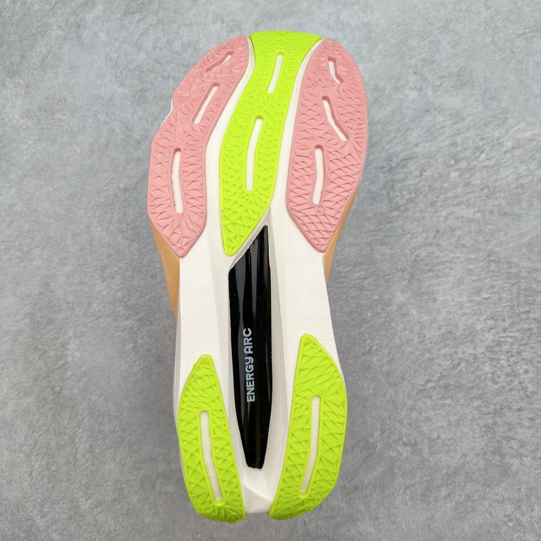 图片[9]-＃C版 NEW BALANCE Rebel FuelCell Rebel V4 SuperComp Elite 精英版内置碳板 舒适时尚织物减震耐磨低帮马拉松轻量化跑步鞋 NB新百伦于 2019 年夏天首次发布了 Rebel 在制鞋业仍在向强调能量回报的弹力泡沫转变的时候 Rebel 确实是一个叛逆者 快进到 2024 年 Rebel v4 承诺通过重新配制的中底化合物和更高的堆叠高度提供更轻、更有弹性的跑步体验 就像New Balance SC Elite v4一样 Rebel v4 提供了完全重新设计的中底化合物 最新的混合物将 New Balance 专有的 FuelCell 泡沫（TPU 和 EVA 的混合物）与 PEBA 泡沫相结合 带来更弹跳的跑步体验 PEBA是一种超轻 高性能的泡沫 通常出现在镀碳超级鞋中 New Balance Rebel v4、ASICS Novablast 4和Brooks Hyperion Max都是精力充沛的无电镀运动鞋 在速度锻炼和快节奏中大放异彩 这三款鞋都依靠它们的中底泡沫和轻微的摇杆形状来创造一种向前滚动的感觉 而且虽然这些鞋子在堆叠高度和重量方面各不相同 但它们提供了相似的软硬比例 有足够的流行力来加快步伐 尺码：36 37 37.5 38 38.5 39.5 40 40.5 41.5 42 42.5 43 44 45-选品中心