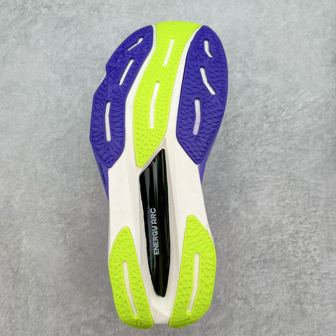 图片[9]-＃C版 NEW BALANCE Rebel FuelCell Rebel V4 SuperComp Elite 精英版内置碳板 舒适时尚织物减震耐磨低帮马拉松轻量化跑步鞋 NB新百伦于 2019 年夏天首次发布了 Rebel 在制鞋业仍在向强调能量回报的弹力泡沫转变的时候 Rebel 确实是一个叛逆者 快进到 2024 年 Rebel v4 承诺通过重新配制的中底化合物和更高的堆叠高度提供更轻、更有弹性的跑步体验 就像New Balance SC Elite v4一样 Rebel v4 提供了完全重新设计的中底化合物 最新的混合物将 New Balance 专有的 FuelCell 泡沫（TPU 和 EVA 的混合物）与 PEBA 泡沫相结合 带来更弹跳的跑步体验 PEBA是一种超轻 高性能的泡沫 通常出现在镀碳超级鞋中 New Balance Rebel v4、ASICS Novablast 4和Brooks Hyperion Max都是精力充沛的无电镀运动鞋 在速度锻炼和快节奏中大放异彩 这三款鞋都依靠它们的中底泡沫和轻微的摇杆形状来创造一种向前滚动的感觉 而且虽然这些鞋子在堆叠高度和重量方面各不相同 但它们提供了相似的软硬比例 有足够的流行力来加快步伐 尺码：36 37 37.5 38 38.5 39.5 40 40.5 41.5 42 42.5 43 44 45-选品中心