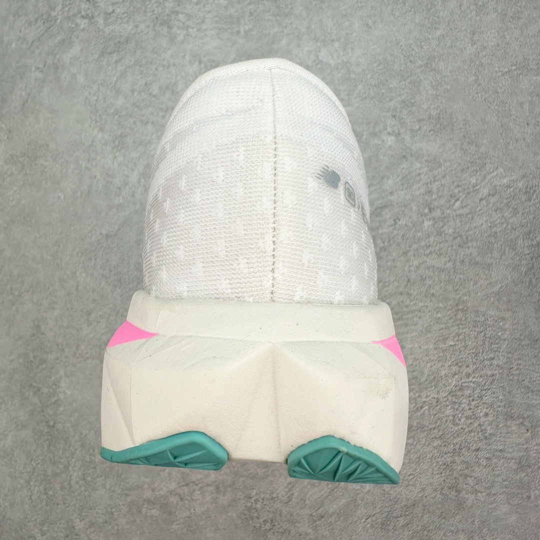 图片[8]-＃C版 NEW BALANCE Rebel FuelCell Rebel V4 SuperComp Elite 精英版内置碳板 舒适时尚织物减震耐磨低帮马拉松轻量化跑步鞋 NB新百伦于 2019 年夏天首次发布了 Rebel 在制鞋业仍在向强调能量回报的弹力泡沫转变的时候 Rebel 确实是一个叛逆者 快进到 2024 年 Rebel v4 承诺通过重新配制的中底化合物和更高的堆叠高度提供更轻、更有弹性的跑步体验 就像New Balance SC Elite v4一样 Rebel v4 提供了完全重新设计的中底化合物 最新的混合物将 New Balance 专有的 FuelCell 泡沫（TPU 和 EVA 的混合物）与 PEBA 泡沫相结合 带来更弹跳的跑步体验 PEBA是一种超轻 高性能的泡沫 通常出现在镀碳超级鞋中 New Balance Rebel v4、ASICS Novablast 4和Brooks Hyperion Max都是精力充沛的无电镀运动鞋 在速度锻炼和快节奏中大放异彩 这三款鞋都依靠它们的中底泡沫和轻微的摇杆形状来创造一种向前滚动的感觉 而且虽然这些鞋子在堆叠高度和重量方面各不相同 但它们提供了相似的软硬比例 有足够的流行力来加快步伐 尺码：36 37 37.5 38 38.5 39.5 40 40.5 41.5 42 42.5 43 44 45-选品中心