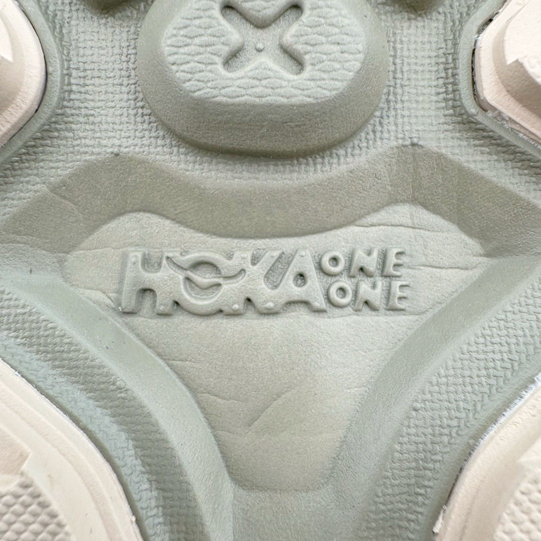 图片[21]-＃HK纯原 HOKA One One Hopara Sandals 霍帕拉系列水路两用溯溪涉水休闲户外露营凉鞋 作为先锋品牌的 HOKA ONE ONE总是以独特的方式 HOPA RA是一款溯溪鞋 又名排水鞋 可长期用于涉水和溯溪 保护脚底和脚趾的安全和舒适 鞋面材料速干 透气 耐磨 鞋底防滑 耐磨 抓地能力强 出于安全考虑 设计要求较高 涉水溯溪过程中 水 泥沙 可以直接从鞋内大孔排出 细纹鞋底使在岩石上抓地能力强 避免打滑 而上路后 鞋面具有快干透气等优点 尺码：36 36.5 37.5 38 39 40 40.5 41 42 42.5 43 44 45-选品中心