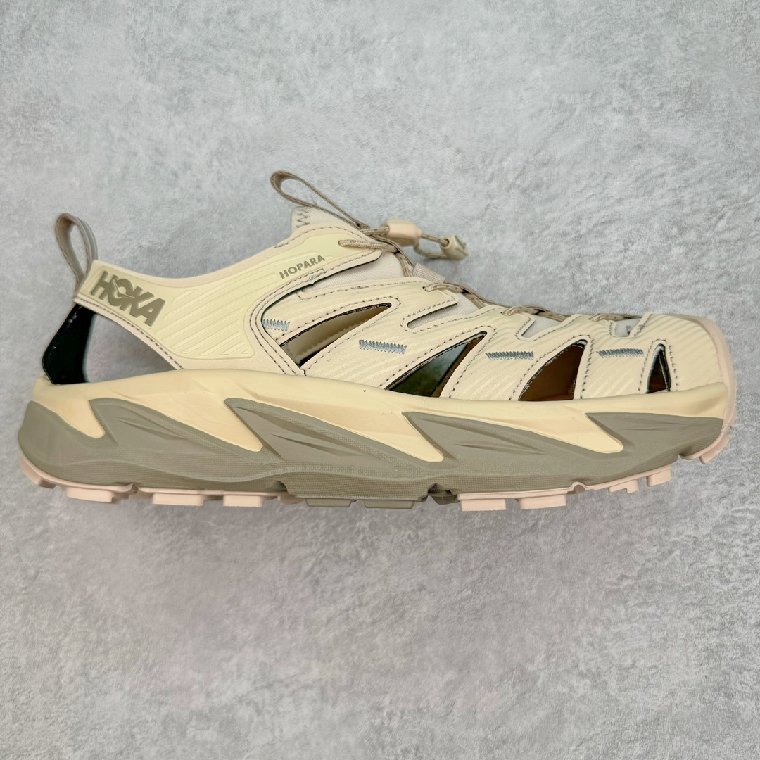 ＃HK纯原 HOKA One One Hopara Sandals 霍帕拉系列水路两用溯溪涉水休闲户外露营凉鞋 作为先锋品牌的 HOKA ONE ONE总是以独特的方式 HOPA RA是一款溯溪鞋 又名排水鞋 可长期用于涉水和溯溪 保护脚底和脚趾的安全和舒适 鞋面材料速干 透气 耐磨 鞋底防滑 耐磨 抓地能力强 出于安全考虑 设计要求较高 涉水溯溪过程中 水 泥沙 可以直接从鞋内大孔排出 细纹鞋底使在岩石上抓地能力强 避免打滑 而上路后 鞋面具有快干透气等优点 尺码：36 36.5 37.5 38 39 40 40.5 41 42 42.5 43 44 45-选品中心