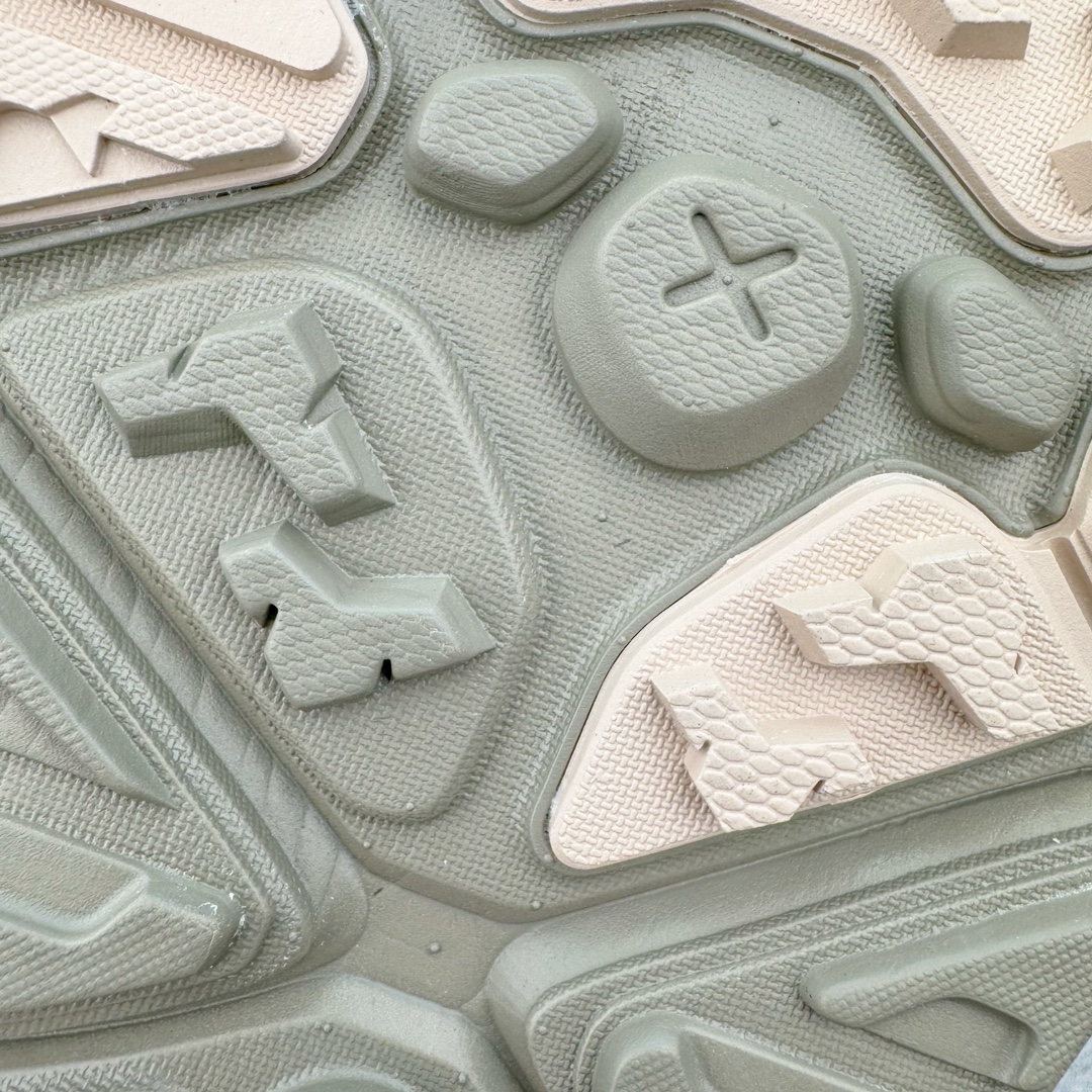 图片[19]-＃HK纯原 HOKA One One Hopara Sandals 霍帕拉系列水路两用溯溪涉水休闲户外露营凉鞋 作为先锋品牌的 HOKA ONE ONE总是以独特的方式 HOPA RA是一款溯溪鞋 又名排水鞋 可长期用于涉水和溯溪 保护脚底和脚趾的安全和舒适 鞋面材料速干 透气 耐磨 鞋底防滑 耐磨 抓地能力强 出于安全考虑 设计要求较高 涉水溯溪过程中 水 泥沙 可以直接从鞋内大孔排出 细纹鞋底使在岩石上抓地能力强 避免打滑 而上路后 鞋面具有快干透气等优点 尺码：36 36.5 37.5 38 39 40 40.5 41 42 42.5 43 44 45-选品中心