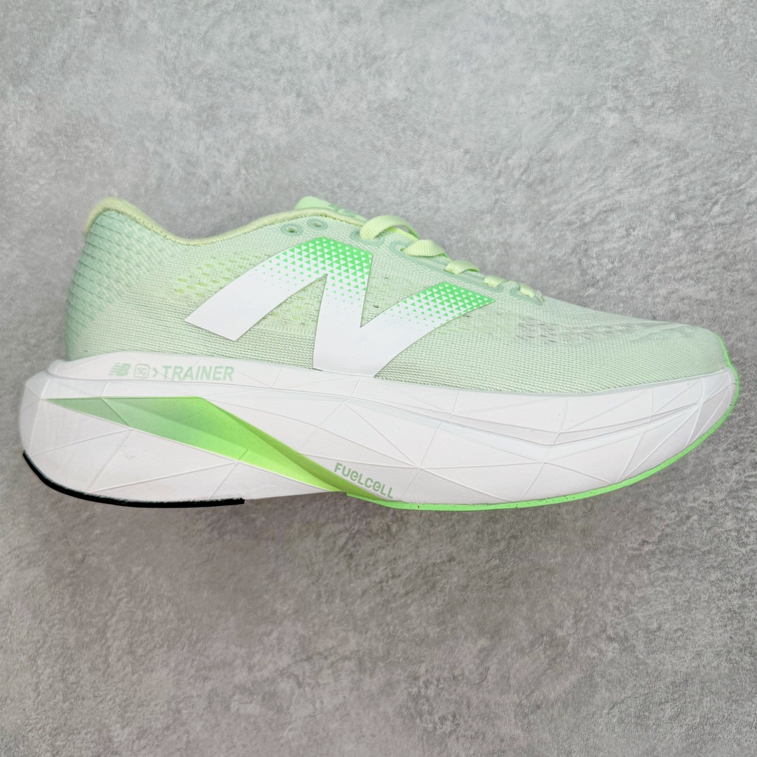 ＃C版 NEW BALANCE Rebel FuelCell Rebel V3 SuperComp Elite 精英版内置碳板 舒适时尚织物减震耐磨低帮马拉松轻量化跑步鞋 NB新百伦于 2019 年夏天首次发布了 Rebel 在制鞋业仍在向强调能量回报的弹力泡沫转变的时候 Rebel 确实是一个叛逆者 快进到 2024 年 Rebel v4 承诺通过重新配制的中底化合物和更高的堆叠高度提供更轻、更有弹性的跑步体验 就像New Balance SC Elite v4一样 Rebel v4 提供了完全重新设计的中底化合物 最新的混合物将 New Balance 专有的 FuelCell 泡沫（TPU 和 EVA 的混合物）与 PEBA 泡沫相结合 带来更弹跳的跑步体验 PEBA是一种超轻 高性能的泡沫 通常出现在镀碳超级鞋中 New Balance Rebel v4、ASICS Novablast 4和Brooks Hyperion Max都是精力充沛的无电镀运动鞋 在速度锻炼和快节奏中大放异彩 这三款鞋都依靠它们的中底泡沫和轻微的摇杆形状来创造一种向前滚动的感觉 而且虽然这些鞋子在堆叠高度和重量方面各不相同 但它们提供了相似的软硬比例 有足够的流行力来加快步伐 尺码：36 37 37.5 38 38.5 39.5 40 40.5 41.5 42 42.5 43 44 45-选品中心