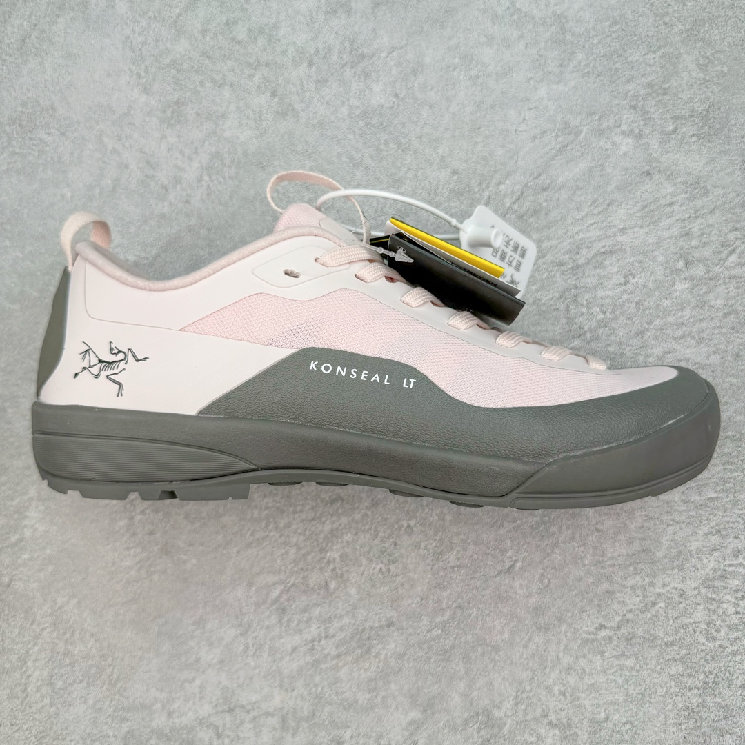 加拿大品牌 始祖鸟·Arcteryx始祖鸟 Konseal Lt 轻量网布防滑轻便耐磨低帮越野跑步鞋 利用先进的技术、更轻但可靠耐用的材料和高度专注的设计流程，我们创造了我们最轻的接近鞋 Konseal LT。它专为在您携带背包和攀爬装备时覆盖崎岖的地面而设计，提供足底支撑和保护、应对不断変化的地形的敏捷性以及 Vibram® Megagrip 外底的自抓地力。内里提供赤足舒适感，鞋跟可平折，因此您可以在系绳或露营时将其作为木屐穿着。尺码：35 36 37 38 39 40 41 42 43 44 45-选品中心