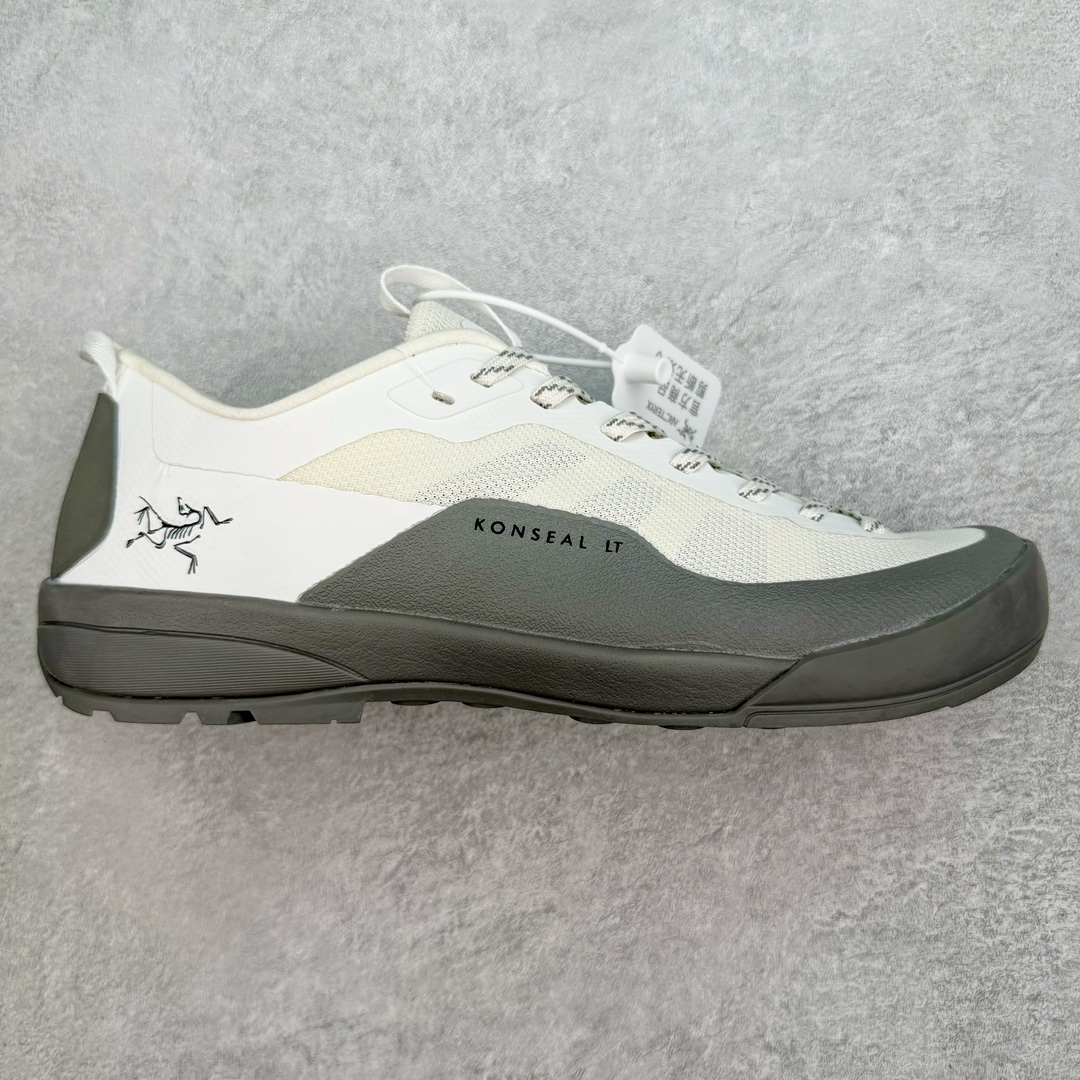 加拿大品牌 始祖鸟·Arcteryx始祖鸟 Konseal Lt 轻量网布防滑轻便耐磨低帮越野跑步鞋 利用先进的技术、更轻但可靠耐用的材料和高度专注的设计流程，我们创造了我们最轻的接近鞋 Konseal LT。它专为在您携带背包和攀爬装备时覆盖崎岖的地面而设计，提供足底支撑和保护、应对不断変化的地形的敏捷性以及 Vibram® Megagrip 外底的自抓地力。内里提供赤足舒适感，鞋跟可平折，因此您可以在系绳或露营时将其作为木屐穿着。尺码：35 36 37 38 39 40 41 42 43 44 45-选品中心