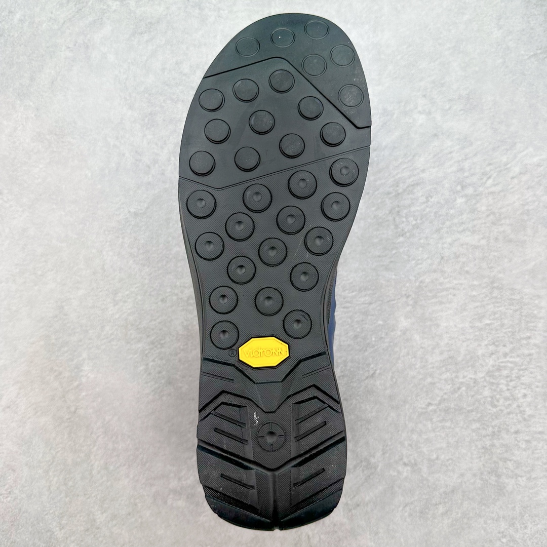 图片[9]-加拿大品牌 始祖鸟·Arcteryx始祖鸟 Konseal Lt 轻量网布防滑轻便耐磨低帮越野跑步鞋 利用先进的技术、更轻但可靠耐用的材料和高度专注的设计流程，我们创造了我们最轻的接近鞋 Konseal LT。它专为在您携带背包和攀爬装备时覆盖崎岖的地面而设计，提供足底支撑和保护、应对不断変化的地形的敏捷性以及 Vibram® Megagrip 外底的自抓地力。内里提供赤足舒适感，鞋跟可平折，因此您可以在系绳或露营时将其作为木屐穿着。尺码：35 36 37 38 39 40 41 42 43 44 45-选品中心