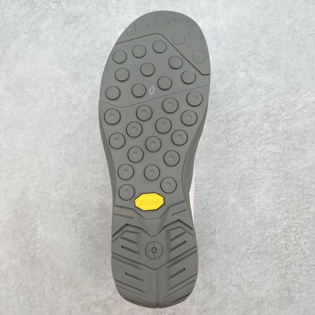 图片[9]-加拿大品牌 始祖鸟·Arcteryx始祖鸟 Konseal Lt 轻量网布防滑轻便耐磨低帮越野跑步鞋 利用先进的技术、更轻但可靠耐用的材料和高度专注的设计流程，我们创造了我们最轻的接近鞋 Konseal LT。它专为在您携带背包和攀爬装备时覆盖崎岖的地面而设计，提供足底支撑和保护、应对不断変化的地形的敏捷性以及 Vibram® Megagrip 外底的自抓地力。内里提供赤足舒适感，鞋跟可平折，因此您可以在系绳或露营时将其作为木屐穿着。尺码：35 36 37 38 39 40 41 42 43 44 45-选品中心