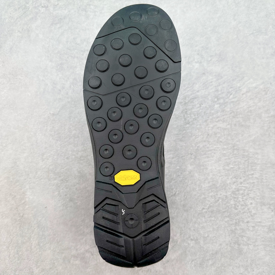 图片[9]-加拿大品牌 始祖鸟·Arcteryx始祖鸟 Konseal Lt 轻量网布防滑轻便耐磨低帮越野跑步鞋 利用先进的技术、更轻但可靠耐用的材料和高度专注的设计流程，我们创造了我们最轻的接近鞋 Konseal LT。它专为在您携带背包和攀爬装备时覆盖崎岖的地面而设计，提供足底支撑和保护、应对不断変化的地形的敏捷性以及 Vibram® Megagrip 外底的自抓地力。内里提供赤足舒适感，鞋跟可平折，因此您可以在系绳或露营时将其作为木屐穿着。尺码：35 36 37 38 39 40 41 42 43 44 45-选品中心