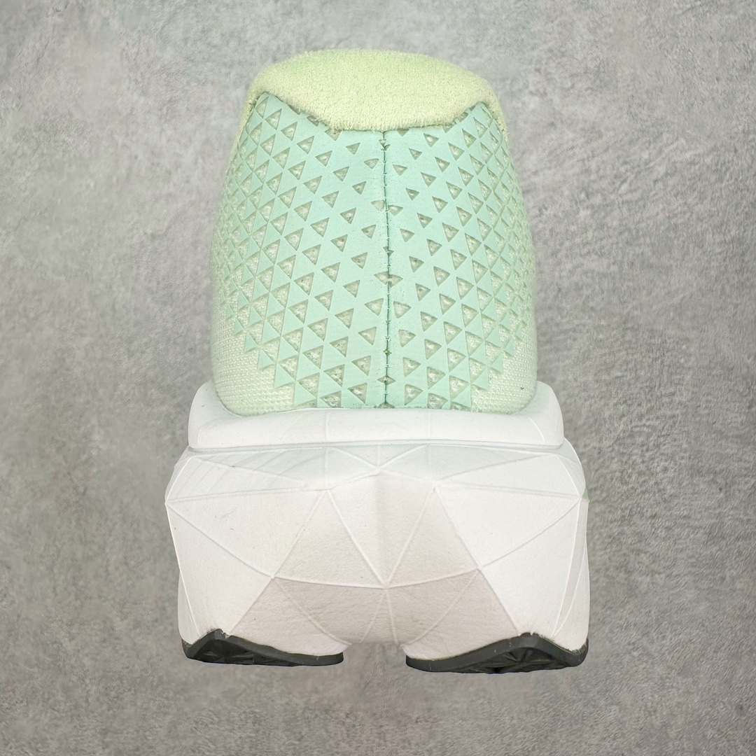 图片[8]-＃C版 NEW BALANCE Rebel FuelCell Rebel V3 SuperComp Elite 精英版内置碳板 舒适时尚织物减震耐磨低帮马拉松轻量化跑步鞋 NB新百伦于 2019 年夏天首次发布了 Rebel 在制鞋业仍在向强调能量回报的弹力泡沫转变的时候 Rebel 确实是一个叛逆者 快进到 2024 年 Rebel v4 承诺通过重新配制的中底化合物和更高的堆叠高度提供更轻、更有弹性的跑步体验 就像New Balance SC Elite v4一样 Rebel v4 提供了完全重新设计的中底化合物 最新的混合物将 New Balance 专有的 FuelCell 泡沫（TPU 和 EVA 的混合物）与 PEBA 泡沫相结合 带来更弹跳的跑步体验 PEBA是一种超轻 高性能的泡沫 通常出现在镀碳超级鞋中 New Balance Rebel v4、ASICS Novablast 4和Brooks Hyperion Max都是精力充沛的无电镀运动鞋 在速度锻炼和快节奏中大放异彩 这三款鞋都依靠它们的中底泡沫和轻微的摇杆形状来创造一种向前滚动的感觉 而且虽然这些鞋子在堆叠高度和重量方面各不相同 但它们提供了相似的软硬比例 有足够的流行力来加快步伐 尺码：36 37 37.5 38 38.5 39.5 40 40.5 41.5 42 42.5 43 44 45-选品中心