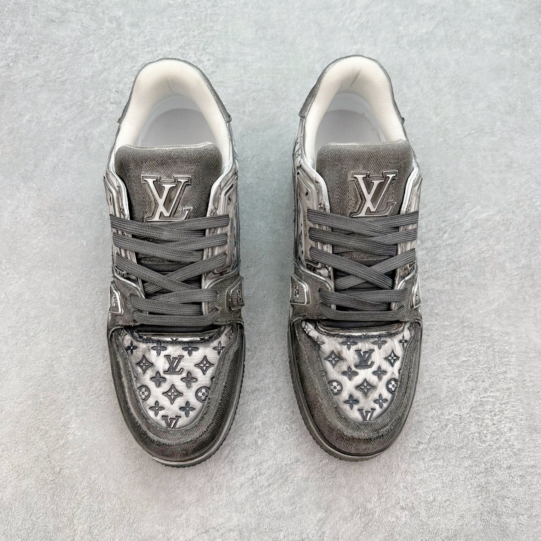 图片[2]-💰500 ＃ZS纯原 Louis Vuitton Trainer lv时装走秀运动鞋 做旧系列 市场所有版本中综合最强的货品 GD实力大厂出品  全网最全配色更新最快 最成熟的做工稳定的品控  完美鞋型超高的清洁度 零毛边线头瑕疵 全套原楦原纸版原鞋开模 全网最具灵魂的版型 正确原装黄色鞋盒 正确中底印花 鞋面印花3D高频深度立体 全鞋电脑针车 紧密相连 针距密度一致 环保乳胶注塑鞋垫 厚度脚感还原原版 皮面裁剪部位 统一油边封口工艺 原装橡胶大底含胶量大底组合零偏差 专柜全套包装 防尘袋 说明书 质保卡 男女鞋 尺码：35 36 37 38 39 40 41 42 43 44 45 编码：yby5936070-运动鞋