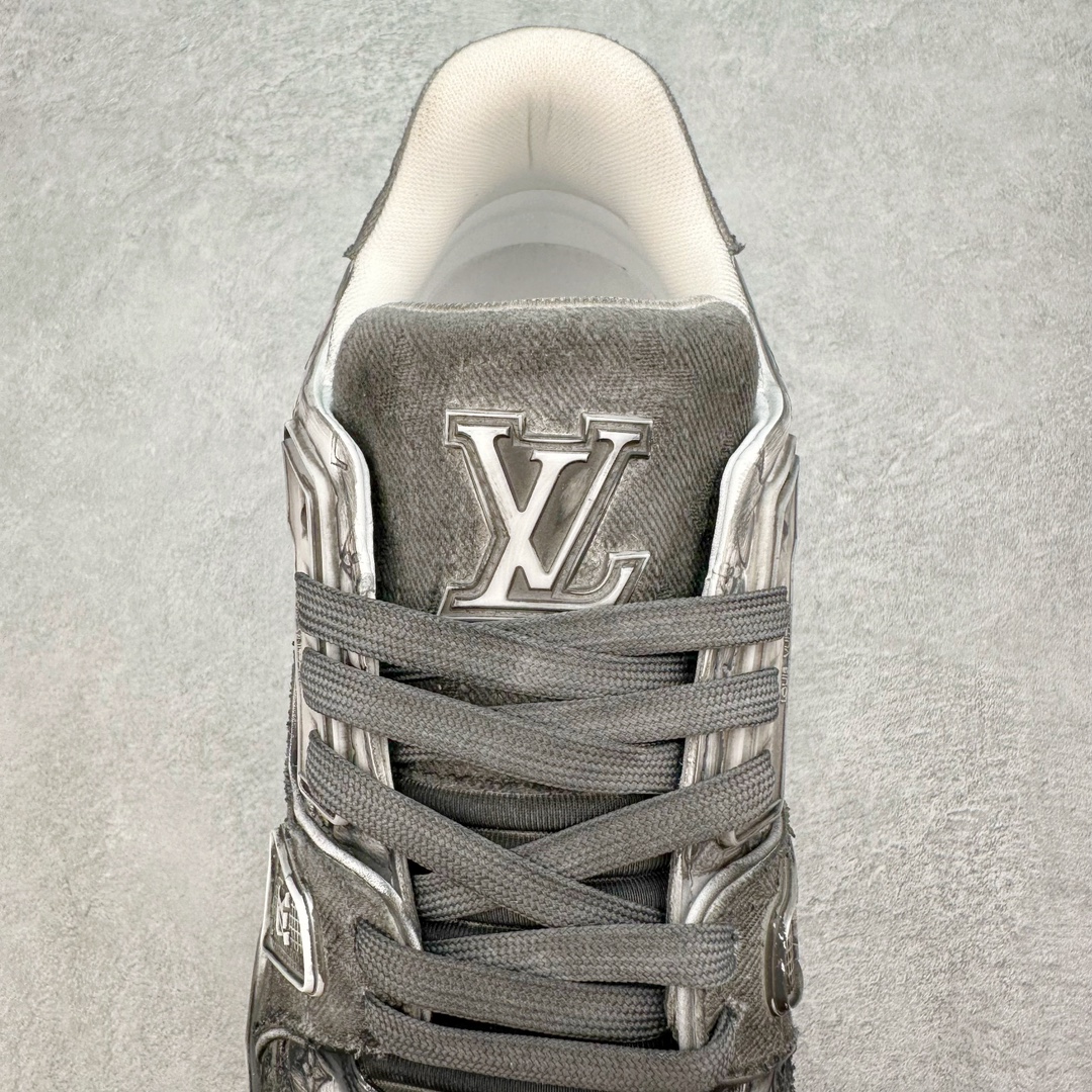 图片[5]-💰500 ＃ZS纯原 Louis Vuitton Trainer lv时装走秀运动鞋 做旧系列 市场所有版本中综合最强的货品 GD实力大厂出品  全网最全配色更新最快 最成熟的做工稳定的品控  完美鞋型超高的清洁度 零毛边线头瑕疵 全套原楦原纸版原鞋开模 全网最具灵魂的版型 正确原装黄色鞋盒 正确中底印花 鞋面印花3D高频深度立体 全鞋电脑针车 紧密相连 针距密度一致 环保乳胶注塑鞋垫 厚度脚感还原原版 皮面裁剪部位 统一油边封口工艺 原装橡胶大底含胶量大底组合零偏差 专柜全套包装 防尘袋 说明书 质保卡 男女鞋 尺码：35 36 37 38 39 40 41 42 43 44 45 编码：yby5936070-运动鞋