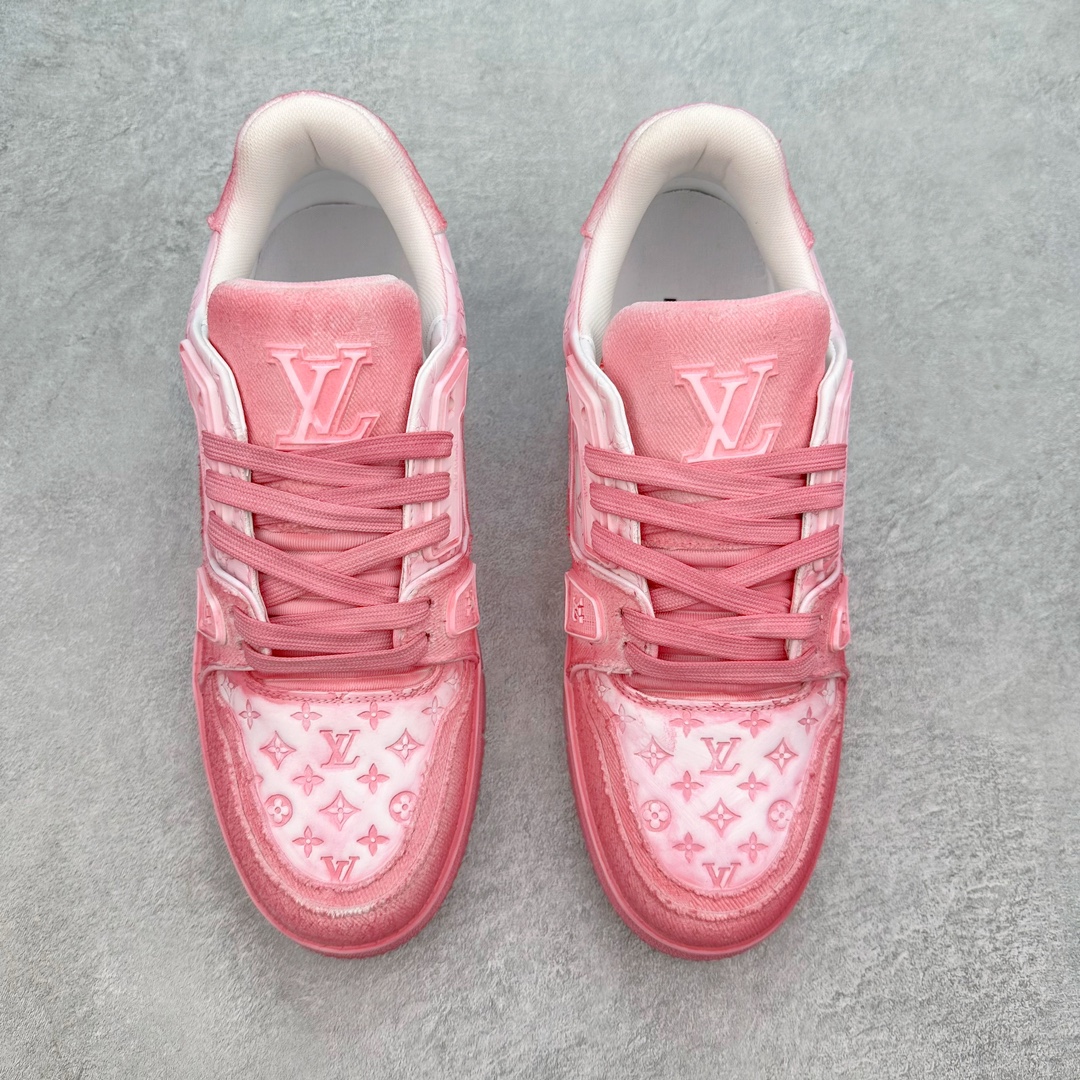 图片[2]-💰500 ＃ZS纯原 Louis Vuitton Trainer lv时装走秀运动鞋 做旧系列 市场所有版本中综合最强的货品 GD实力大厂出品  全网最全配色更新最快 最成熟的做工稳定的品控  完美鞋型超高的清洁度 零毛边线头瑕疵 全套原楦原纸版原鞋开模 全网最具灵魂的版型 正确原装黄色鞋盒 正确中底印花 鞋面印花3D高频深度立体 全鞋电脑针车 紧密相连 针距密度一致 环保乳胶注塑鞋垫 厚度脚感还原原版 皮面裁剪部位 统一油边封口工艺 原装橡胶大底含胶量大底组合零偏差 专柜全套包装 防尘袋 说明书 质保卡 男女鞋 尺码：35 36 37 38 39 40 41 42 43 44 45 编码：yby5936070-运动鞋