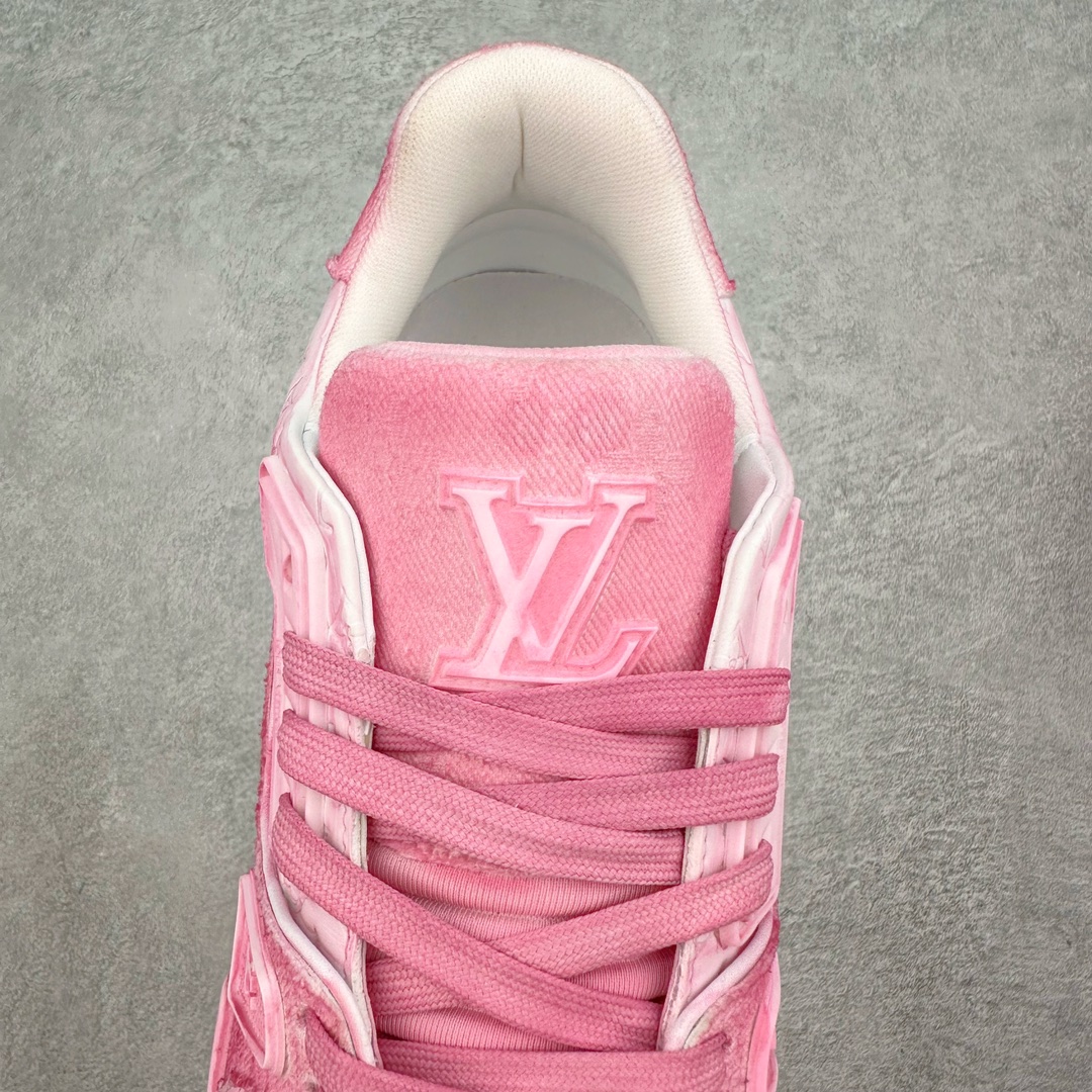 图片[5]-💰500 ＃ZS纯原 Louis Vuitton Trainer lv时装走秀运动鞋 做旧系列 市场所有版本中综合最强的货品 GD实力大厂出品  全网最全配色更新最快 最成熟的做工稳定的品控  完美鞋型超高的清洁度 零毛边线头瑕疵 全套原楦原纸版原鞋开模 全网最具灵魂的版型 正确原装黄色鞋盒 正确中底印花 鞋面印花3D高频深度立体 全鞋电脑针车 紧密相连 针距密度一致 环保乳胶注塑鞋垫 厚度脚感还原原版 皮面裁剪部位 统一油边封口工艺 原装橡胶大底含胶量大底组合零偏差 专柜全套包装 防尘袋 说明书 质保卡 男女鞋 尺码：35 36 37 38 39 40 41 42 43 44 45 编码：yby5936070-运动鞋