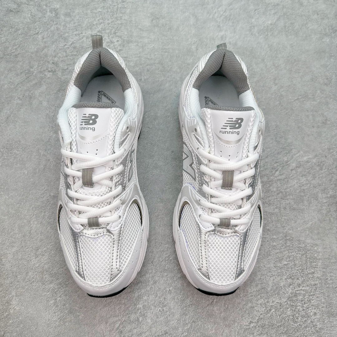 图片[2]-New Balance NB530 新百伦复古透气跑步鞋 抛弃过往以皮革为主的人气轮廓 以极具复古风范的跑鞋外观呈现 设计上全鞋以简约清爽的纯白色作基底 鞋身覆盖大面积织物网眼材质 并于鞋头、鞋带孔眼片等细节处点缀对比鲜明的反光银镀层凸显 鞋舌、侧身等位置则辅以一贯的「N」字标志和品牌徽标彰显身份 最后通过搭载的 ABZORB 缓震中底完善整体造型 尺码：36 37 37.5 38 38.5 39 40 40.5 41 42 42.5 43 44 45-选品中心
