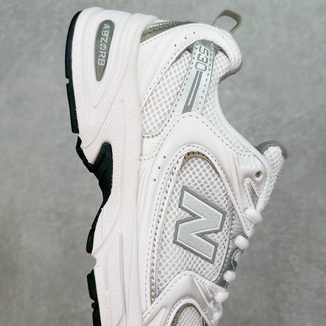 图片[6]-New Balance NB530 新百伦复古透气跑步鞋 抛弃过往以皮革为主的人气轮廓 以极具复古风范的跑鞋外观呈现 设计上全鞋以简约清爽的纯白色作基底 鞋身覆盖大面积织物网眼材质 并于鞋头、鞋带孔眼片等细节处点缀对比鲜明的反光银镀层凸显 鞋舌、侧身等位置则辅以一贯的「N」字标志和品牌徽标彰显身份 最后通过搭载的 ABZORB 缓震中底完善整体造型 尺码：36 37 37.5 38 38.5 39 40 40.5 41 42 42.5 43 44 45-选品中心
