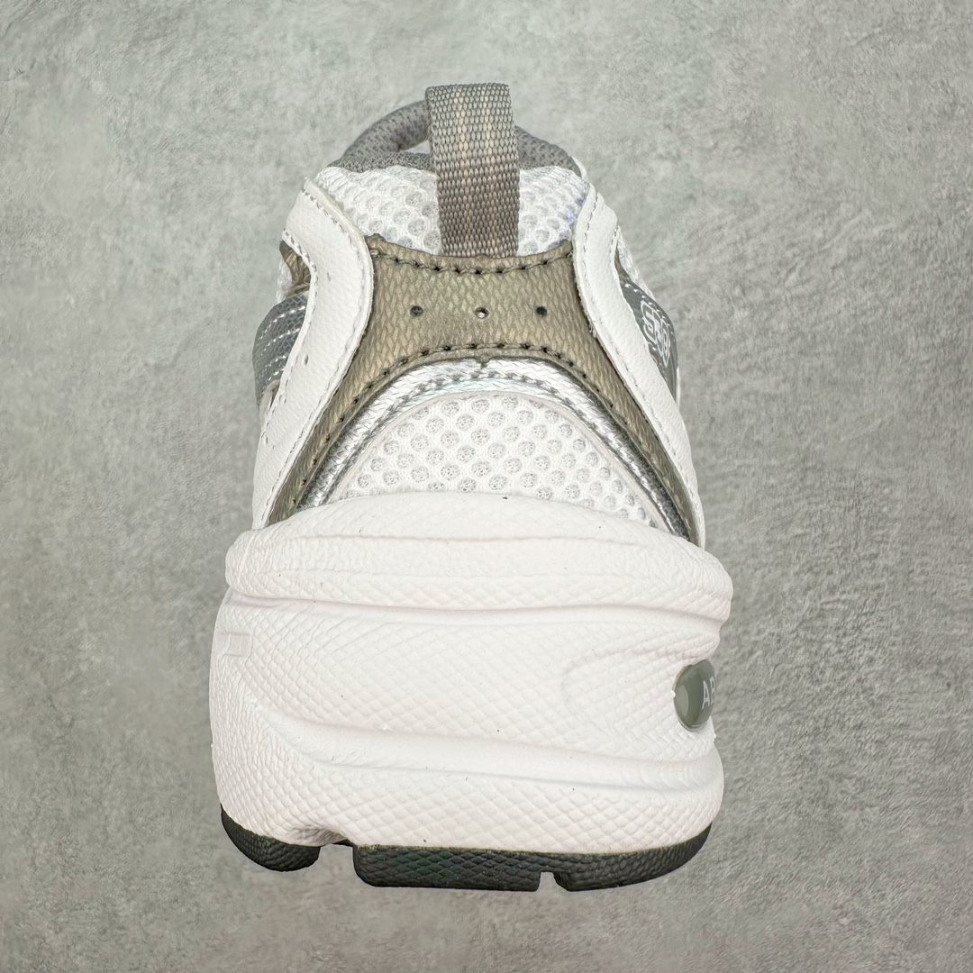 图片[8]-New Balance NB530 新百伦复古透气跑步鞋 抛弃过往以皮革为主的人气轮廓 以极具复古风范的跑鞋外观呈现 设计上全鞋以简约清爽的纯白色作基底 鞋身覆盖大面积织物网眼材质 并于鞋头、鞋带孔眼片等细节处点缀对比鲜明的反光银镀层凸显 鞋舌、侧身等位置则辅以一贯的「N」字标志和品牌徽标彰显身份 最后通过搭载的 ABZORB 缓震中底完善整体造型 尺码：36 37 37.5 38 38.5 39 40 40.5 41 42 42.5 43 44 45-选品中心