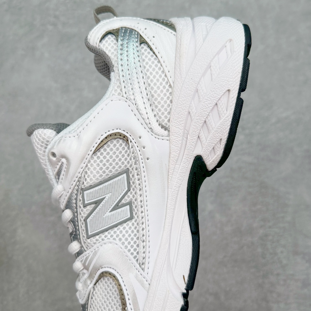 图片[7]-New Balance NB530 新百伦复古透气跑步鞋 抛弃过往以皮革为主的人气轮廓 以极具复古风范的跑鞋外观呈现 设计上全鞋以简约清爽的纯白色作基底 鞋身覆盖大面积织物网眼材质 并于鞋头、鞋带孔眼片等细节处点缀对比鲜明的反光银镀层凸显 鞋舌、侧身等位置则辅以一贯的「N」字标志和品牌徽标彰显身份 最后通过搭载的 ABZORB 缓震中底完善整体造型 尺码：36 37 37.5 38 38.5 39 40 40.5 41 42 42.5 43 44 45-选品中心