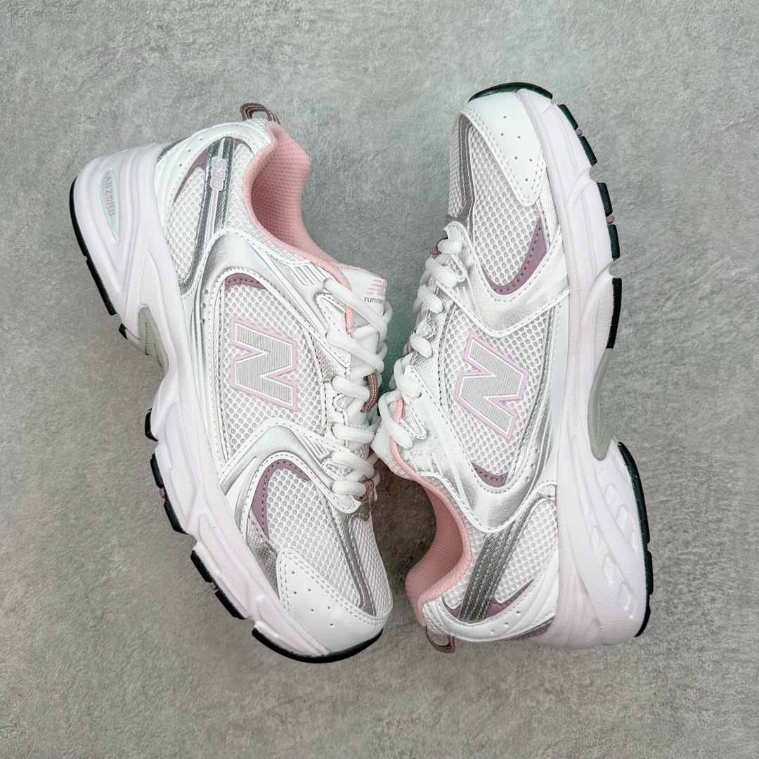 图片[3]-New Balance NB530 新百伦复古透气跑步鞋 抛弃过往以皮革为主的人气轮廓 以极具复古风范的跑鞋外观呈现 设计上全鞋以简约清爽的纯白色作基底 鞋身覆盖大面积织物网眼材质 并于鞋头、鞋带孔眼片等细节处点缀对比鲜明的反光银镀层凸显 鞋舌、侧身等位置则辅以一贯的「N」字标志和品牌徽标彰显身份 最后通过搭载的 ABZORB 缓震中底完善整体造型 尺码：36 37 37.5 38 38.5 39 40 40.5 41 42 42.5 43 44 45-选品中心