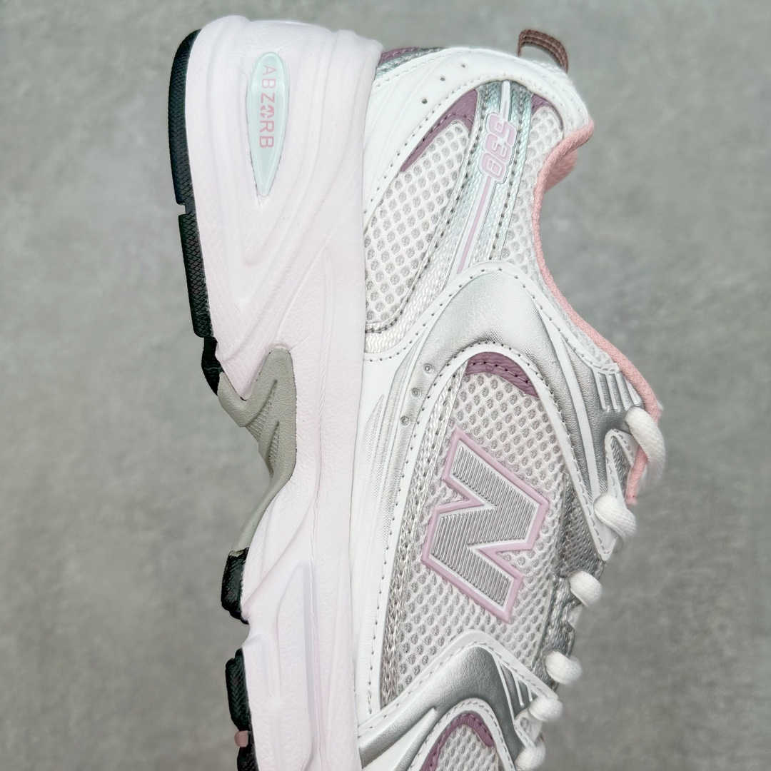 图片[6]-New Balance NB530 新百伦复古透气跑步鞋 抛弃过往以皮革为主的人气轮廓 以极具复古风范的跑鞋外观呈现 设计上全鞋以简约清爽的纯白色作基底 鞋身覆盖大面积织物网眼材质 并于鞋头、鞋带孔眼片等细节处点缀对比鲜明的反光银镀层凸显 鞋舌、侧身等位置则辅以一贯的「N」字标志和品牌徽标彰显身份 最后通过搭载的 ABZORB 缓震中底完善整体造型 尺码：36 37 37.5 38 38.5 39 40 40.5 41 42 42.5 43 44 45-选品中心