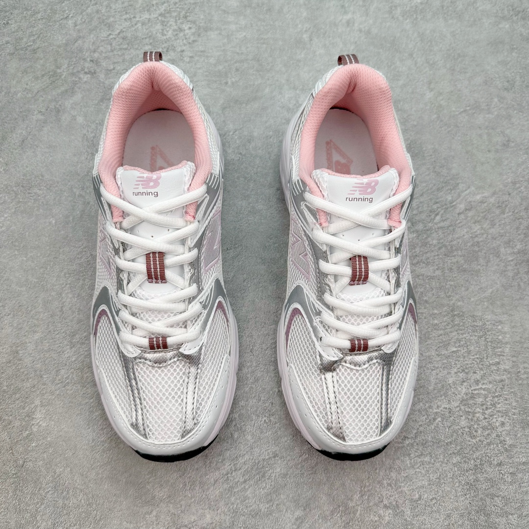 图片[2]-New Balance NB530 新百伦复古透气跑步鞋 抛弃过往以皮革为主的人气轮廓 以极具复古风范的跑鞋外观呈现 设计上全鞋以简约清爽的纯白色作基底 鞋身覆盖大面积织物网眼材质 并于鞋头、鞋带孔眼片等细节处点缀对比鲜明的反光银镀层凸显 鞋舌、侧身等位置则辅以一贯的「N」字标志和品牌徽标彰显身份 最后通过搭载的 ABZORB 缓震中底完善整体造型 尺码：36 37 37.5 38 38.5 39 40 40.5 41 42 42.5 43 44 45-选品中心